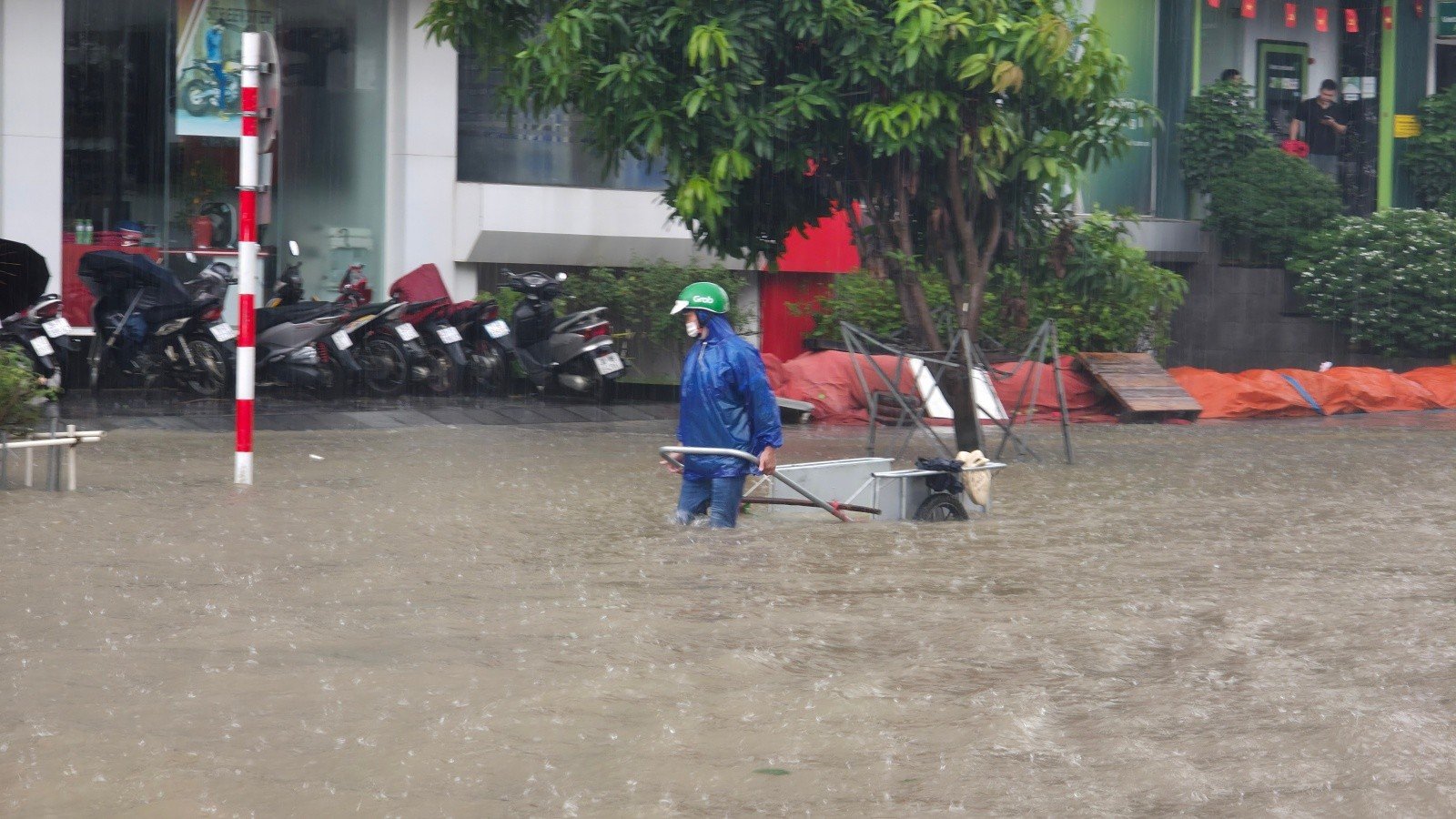 Mưa tầm tã không ngớt, 
