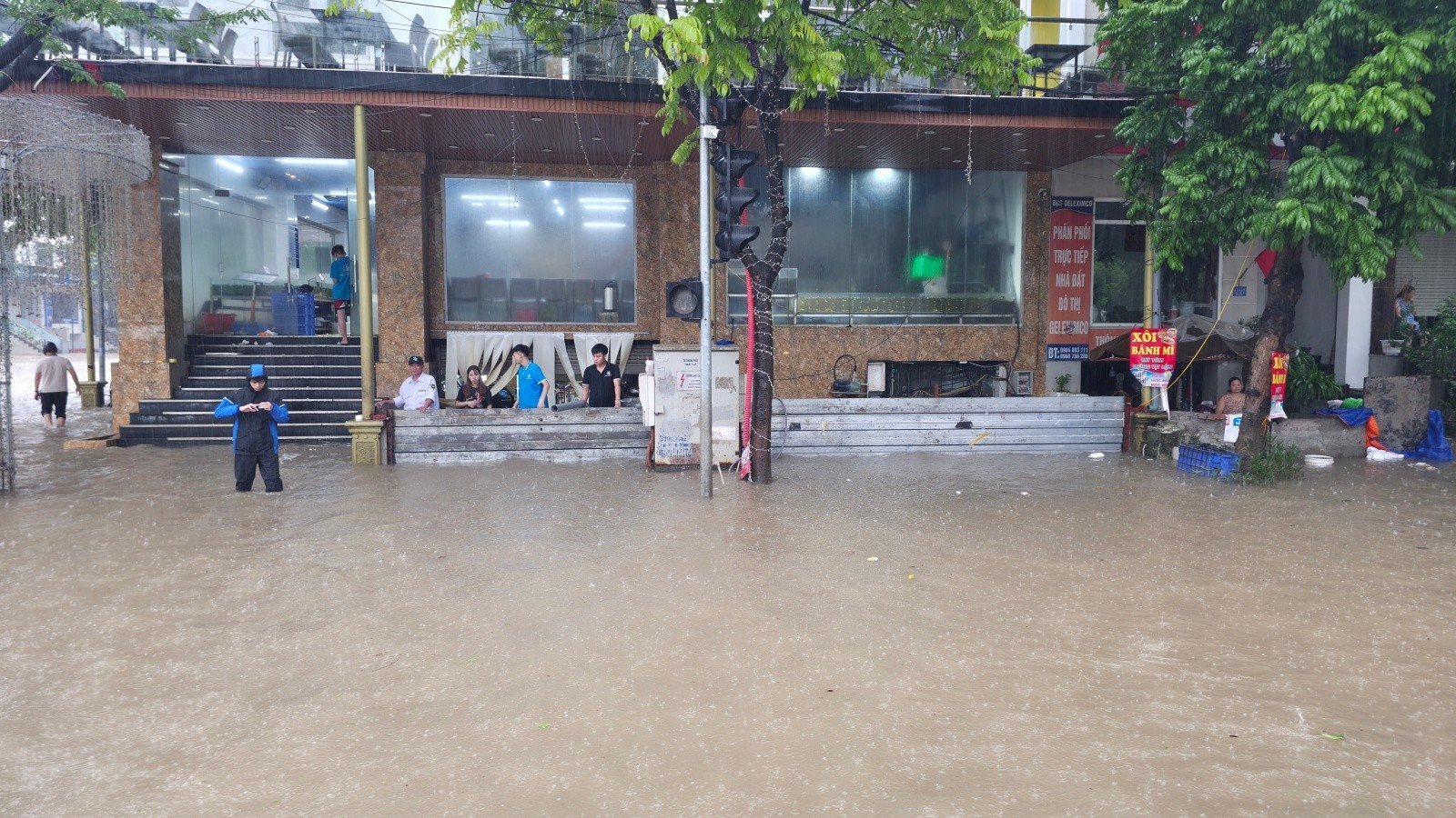 Mưa tầm tã không ngớt, 