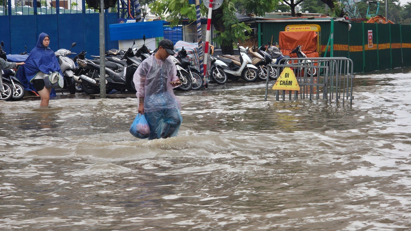 Mưa tầm tã không ngớt, 