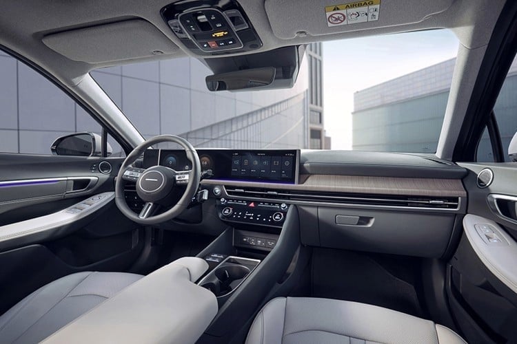 Ngoài ra, Hyundai Sonata 2026 thế hệ mới còn có công nghệ kiểm soát hành trình thông minh Stop & Go, gương chiếu hậu chống chói ECM và đèn chiếu sáng cốp.