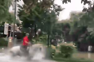 30-1759227552-nguoi-dan-cuoi-ngua-tren-tuyen-duong-ngap-nang-o-ha-noi.gif