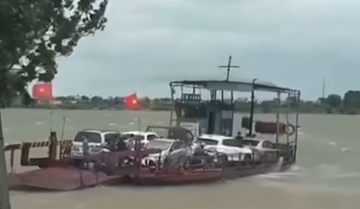 chu ben do ngang o ninh binh co tinh cho khach qua song khi song to gio lon tu bao so 10 hinh anh 1