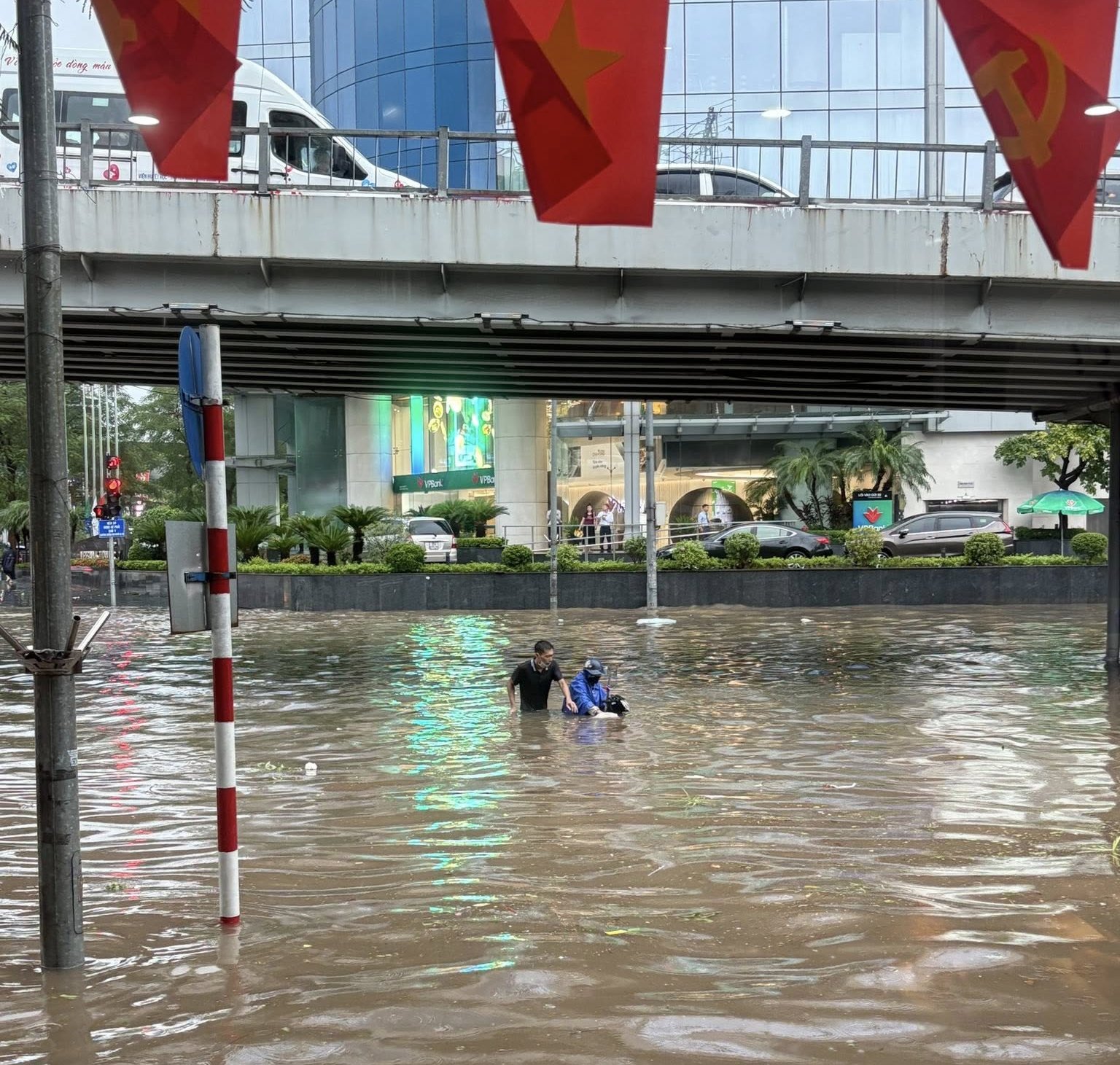 Hà Nội ngập úng: Xe máy chìm trong nước, không muốn mua xe mới hãy làm ngay 3 việc sau- Ảnh 1.