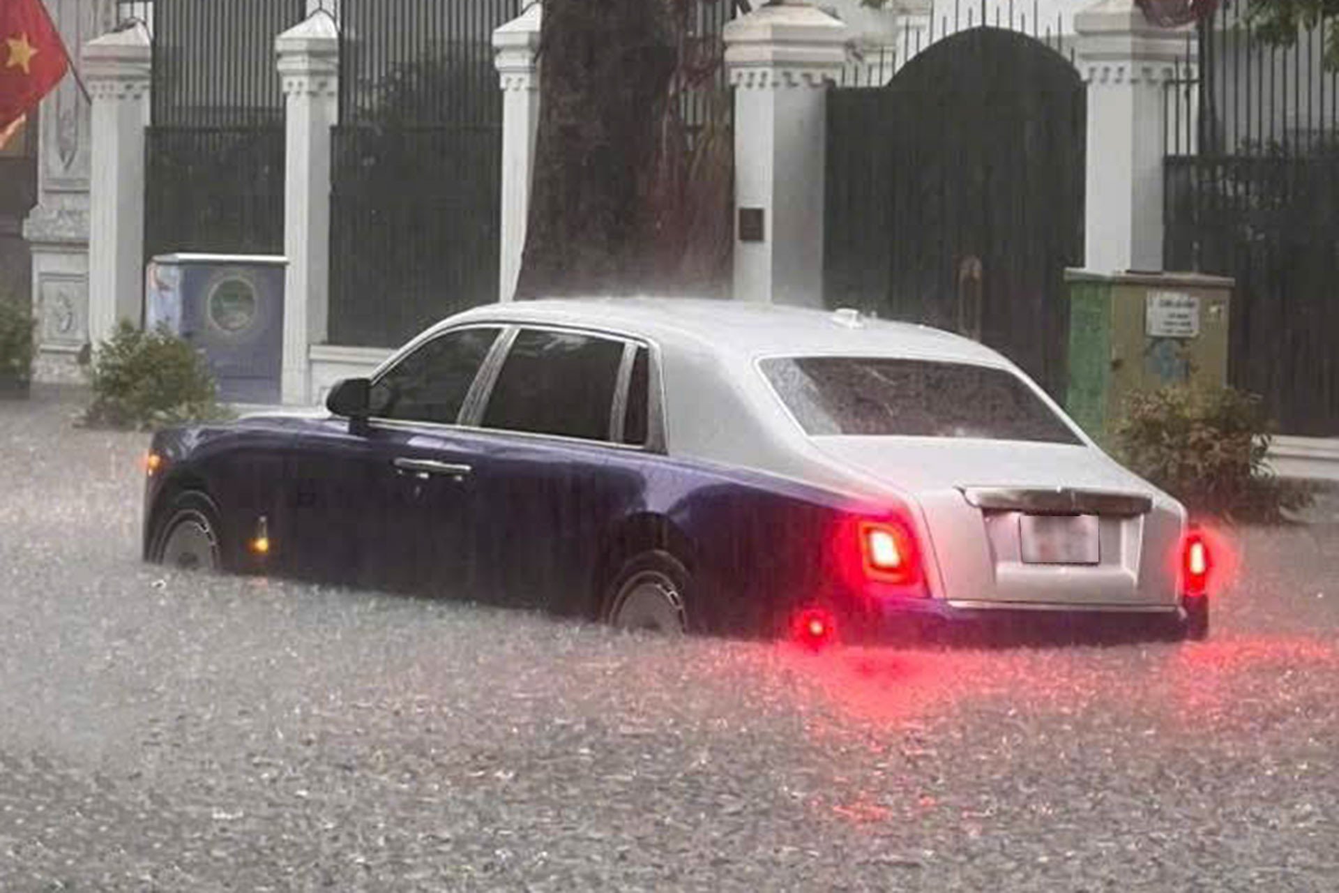 Rolls royce Trong Minh OFFB.jpg
