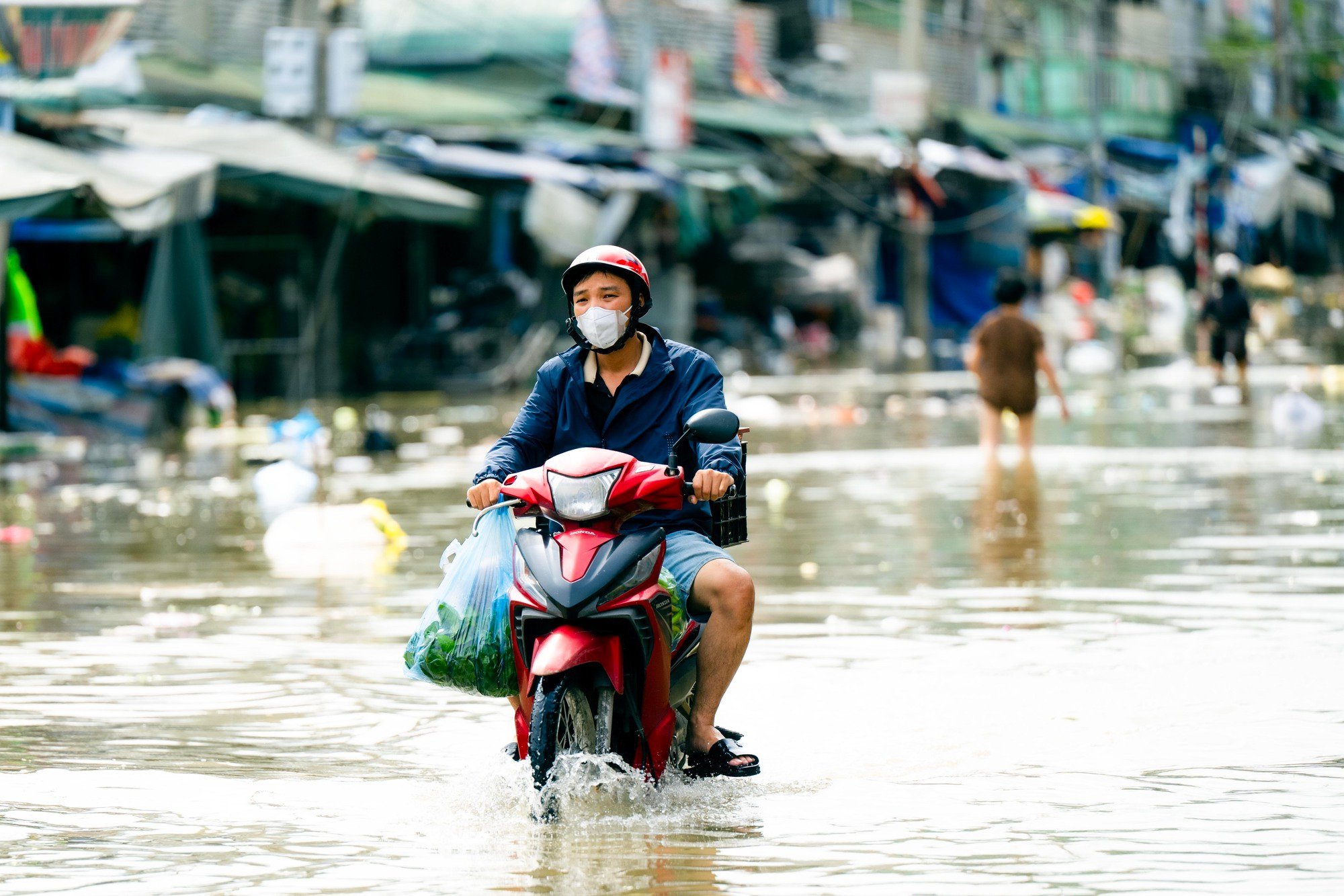 Tiểu thương chợ lớn nhất Nghệ An nhặt từng cọng rau trong dòng nước lũ, giữ lấy bữa cơm ngày mai- Ảnh 1.