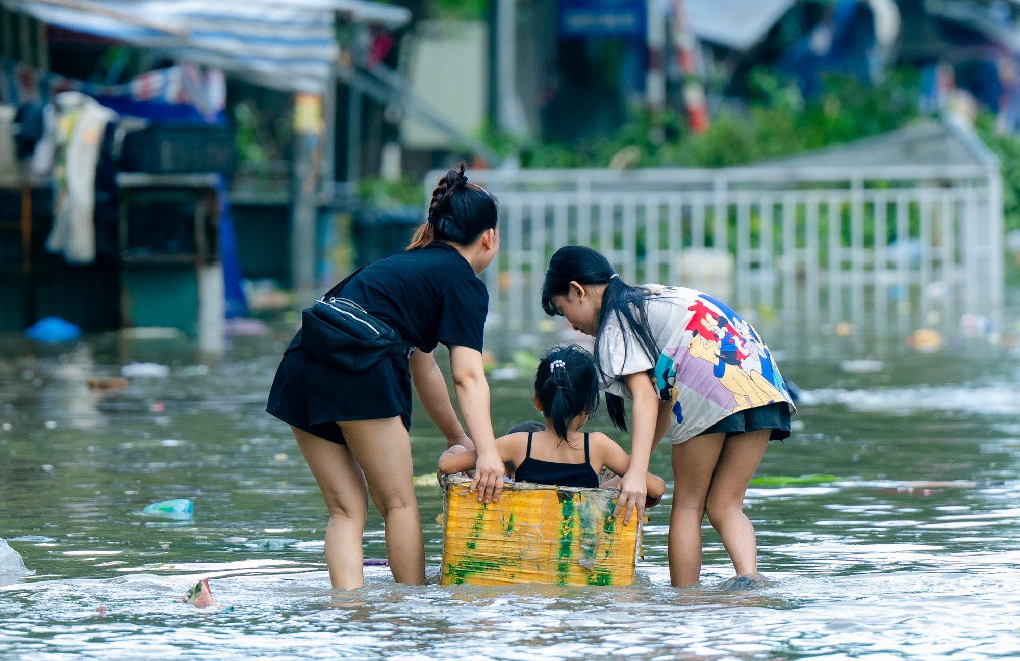 Tiểu thương chợ lớn nhất Nghệ An nhặt từng cọng rau trong dòng nước lũ, giữ lấy bữa cơm ngày mai- Ảnh 19.