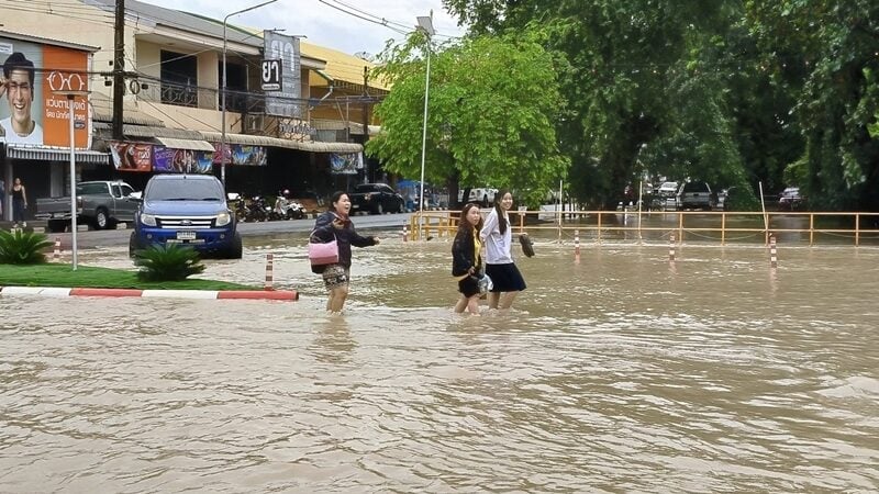 Vừa quần thảo Việt Nam, bão Bualoi tiếp tục tàn phá quốc gia này: Mưa lớn từ đêm tới sáng, nhà cửa ngập tới nóc, trường học phải đóng cửa- Ảnh 3.