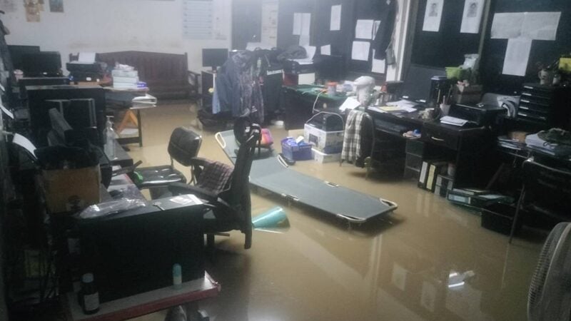 Vừa quần thảo Việt Nam, bão Bualoi tiếp tục tàn phá quốc gia này: Mưa lớn từ đêm tới sáng, nhà cửa ngập tới nóc, trường học phải đóng cửa- Ảnh 5.