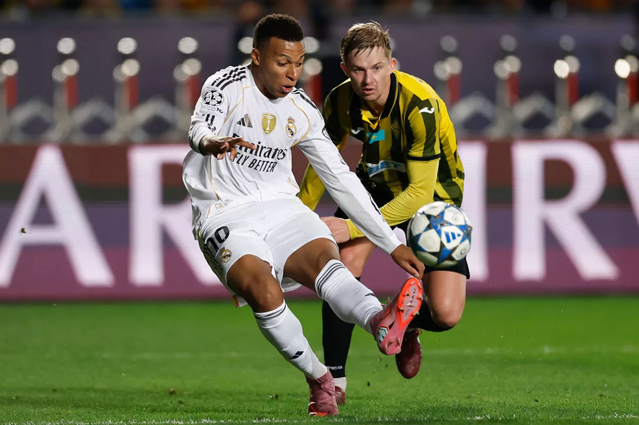 Mbappe lập hat-trick, Real Madrid mở 