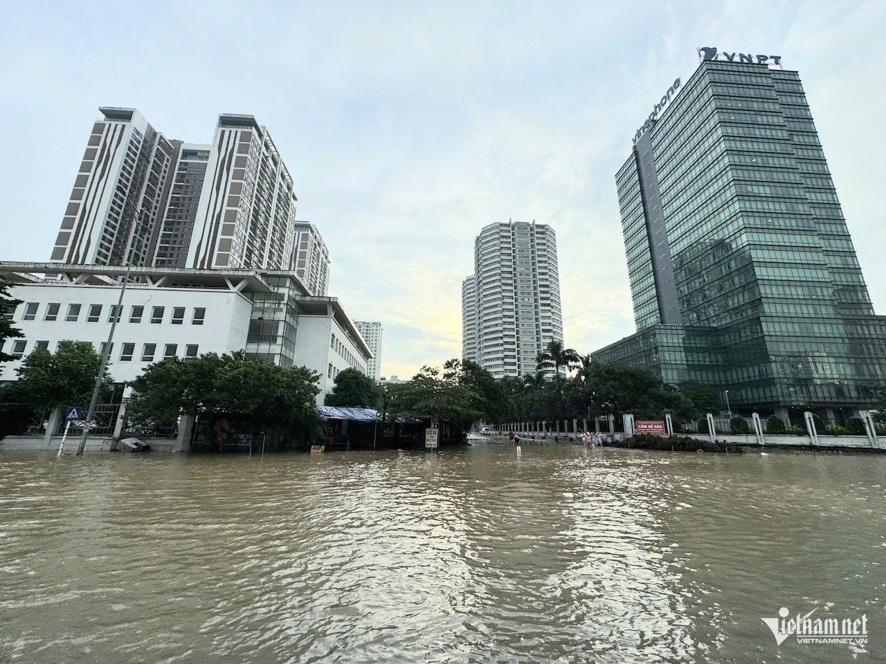 01-1759286430-nhieu-tuyen-duong-o-ha-noi-van-menh-mong-bien-nuoc-tai-xe-phai-bat-luc-quay-dau.jpg
