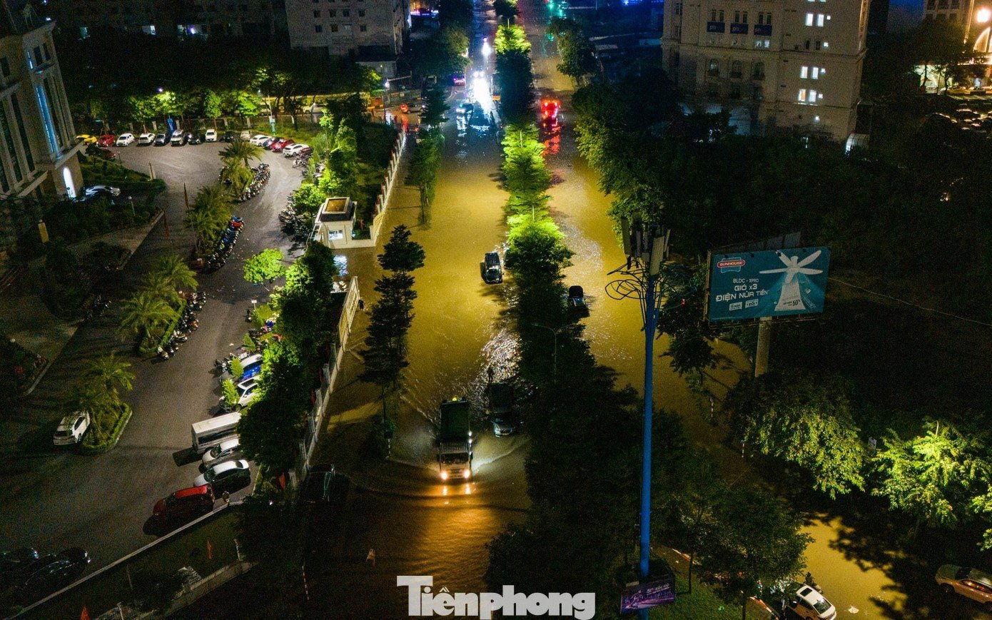 La liệt ôtô ngập nước trên đường phố Hà Nội, cứu hộ khẩn cấp xuyên đêm- Ảnh 1.