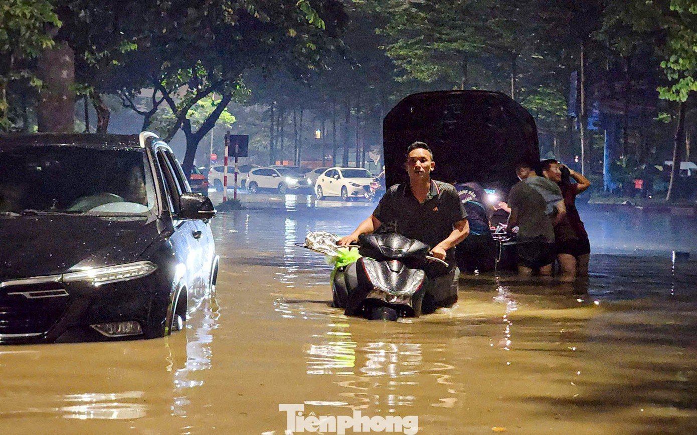 La liệt ôtô ngập nước trên đường phố Hà Nội, cứu hộ khẩn cấp xuyên đêm- Ảnh 2.