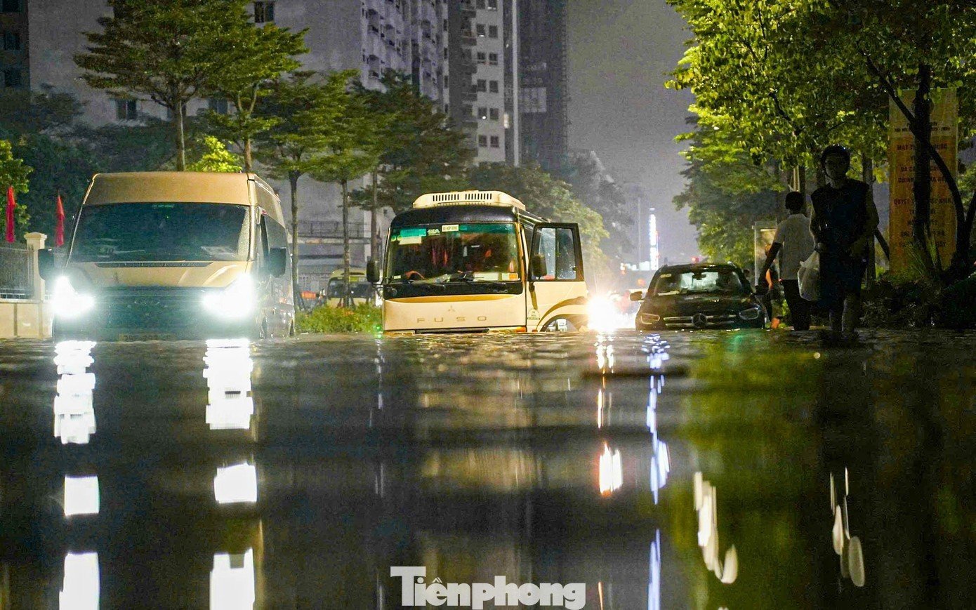 La liệt ôtô ngập nước trên đường phố Hà Nội, cứu hộ khẩn cấp xuyên đêm- Ảnh 5.