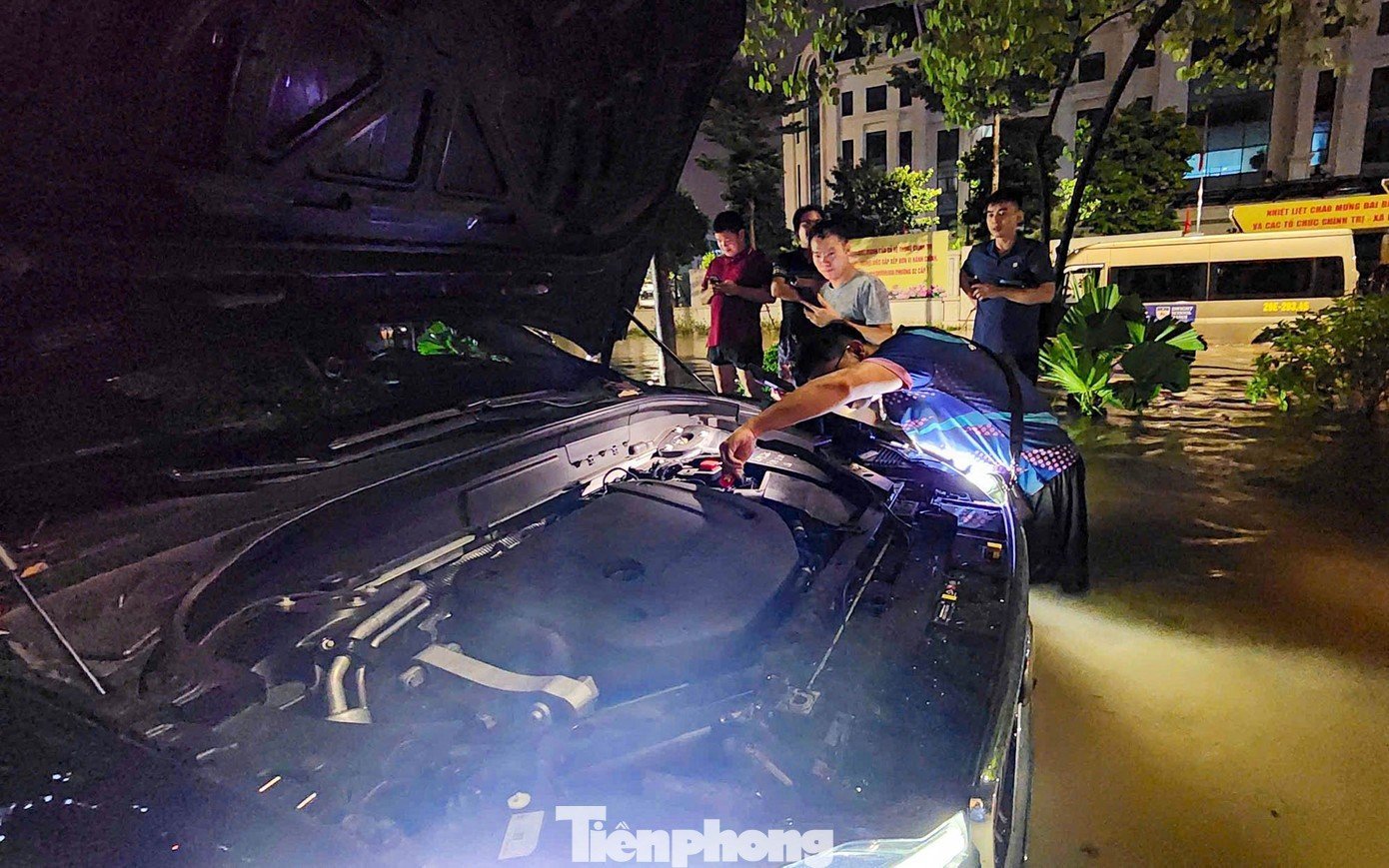 La liệt ôtô ngập nước trên đường phố Hà Nội, cứu hộ khẩn cấp xuyên đêm- Ảnh 8.