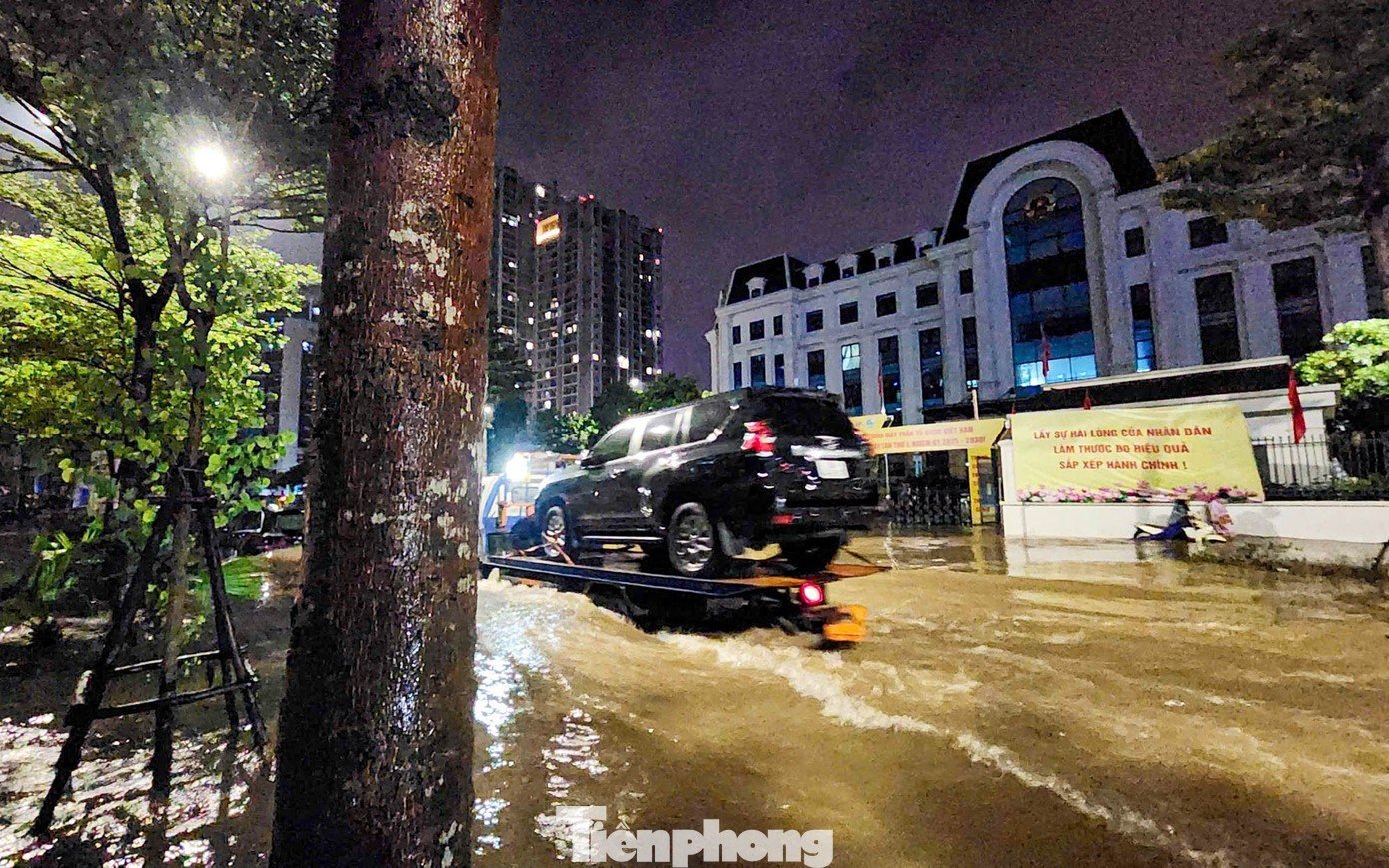 La liệt ôtô ngập nước trên đường phố Hà Nội, cứu hộ khẩn cấp xuyên đêm- Ảnh 9.