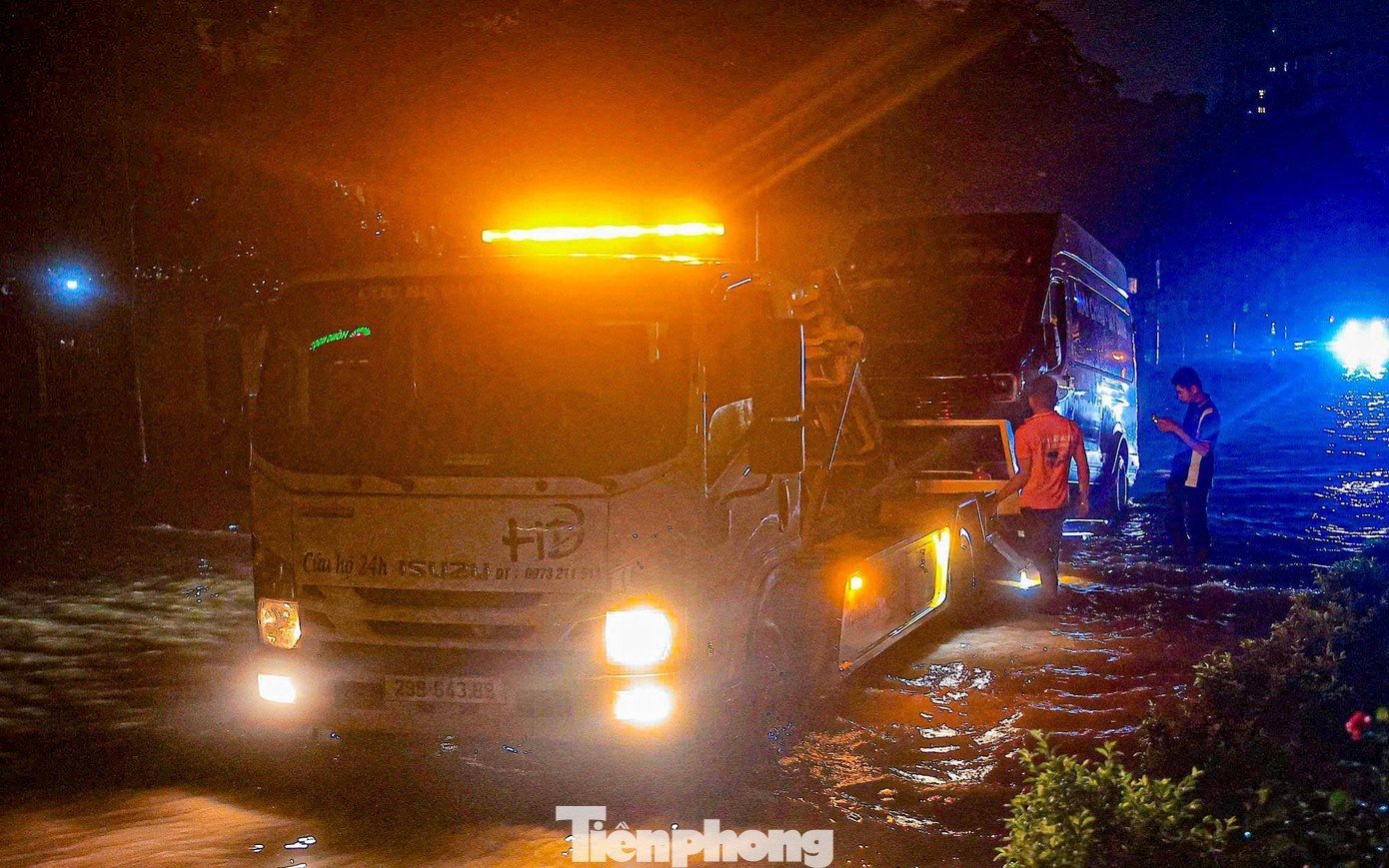 La liệt ôtô ngập nước trên đường phố Hà Nội, cứu hộ khẩn cấp xuyên đêm- Ảnh 10.