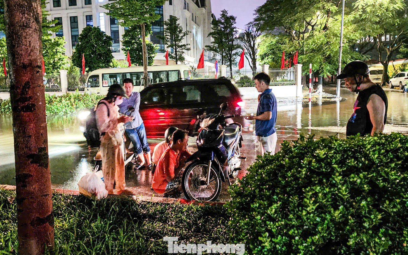 La liệt ôtô ngập nước trên đường phố Hà Nội, cứu hộ khẩn cấp xuyên đêm- Ảnh 12.