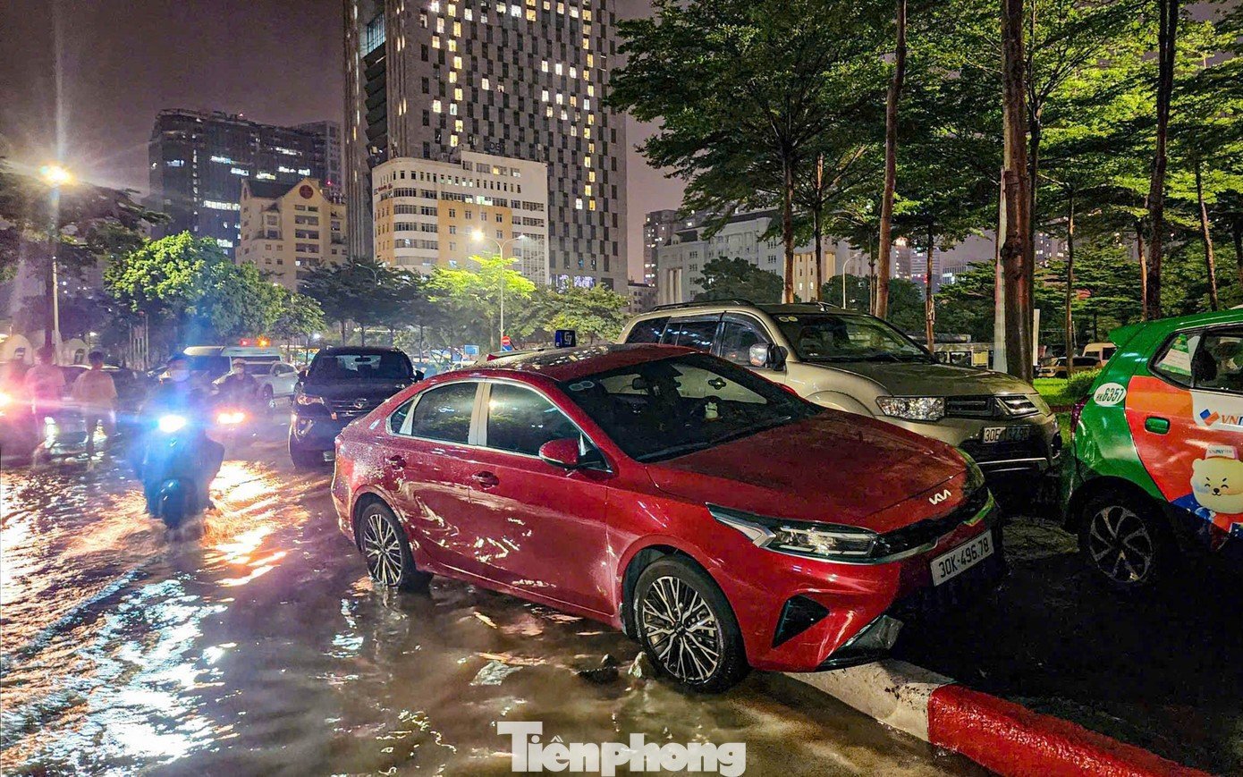 La liệt ôtô ngập nước trên đường phố Hà Nội, cứu hộ khẩn cấp xuyên đêm- Ảnh 14.