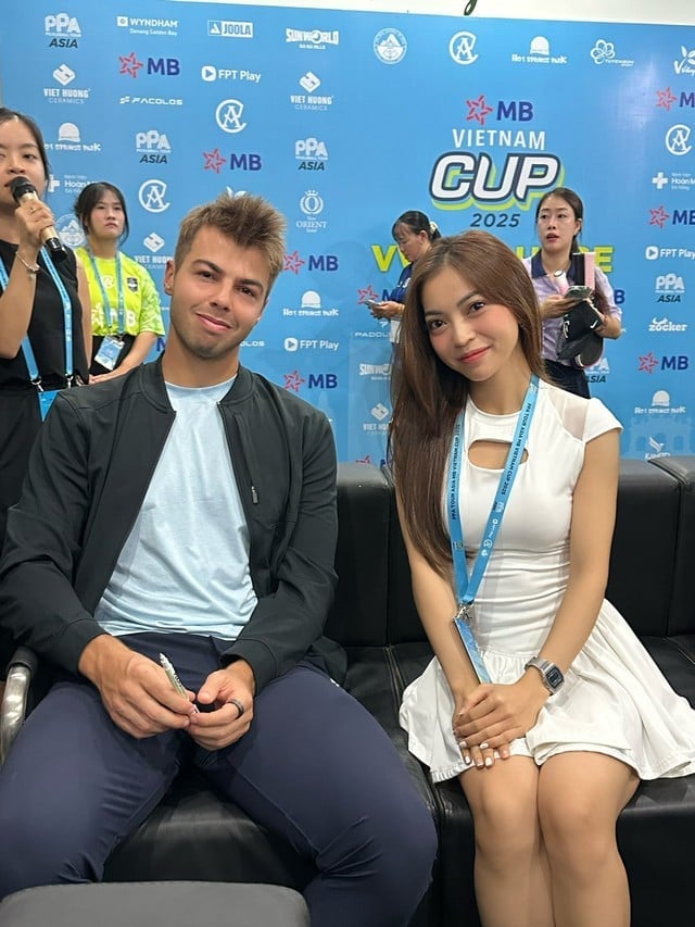 Hot girl Nhật Lê e thẹn bên bên tay vợt pickleball số 1 thế giới, nhan sắc 