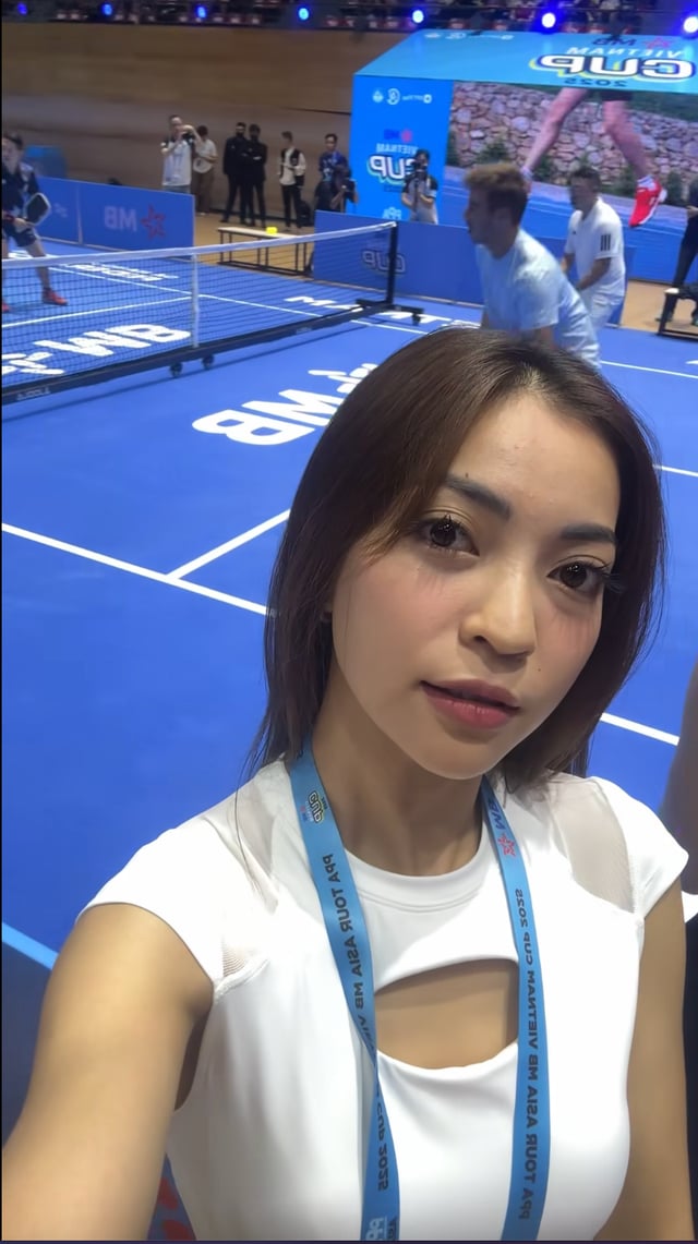 Hot girl Nhật Lê e thẹn bên bên tay vợt pickleball số 1 thế giới, nhan sắc 