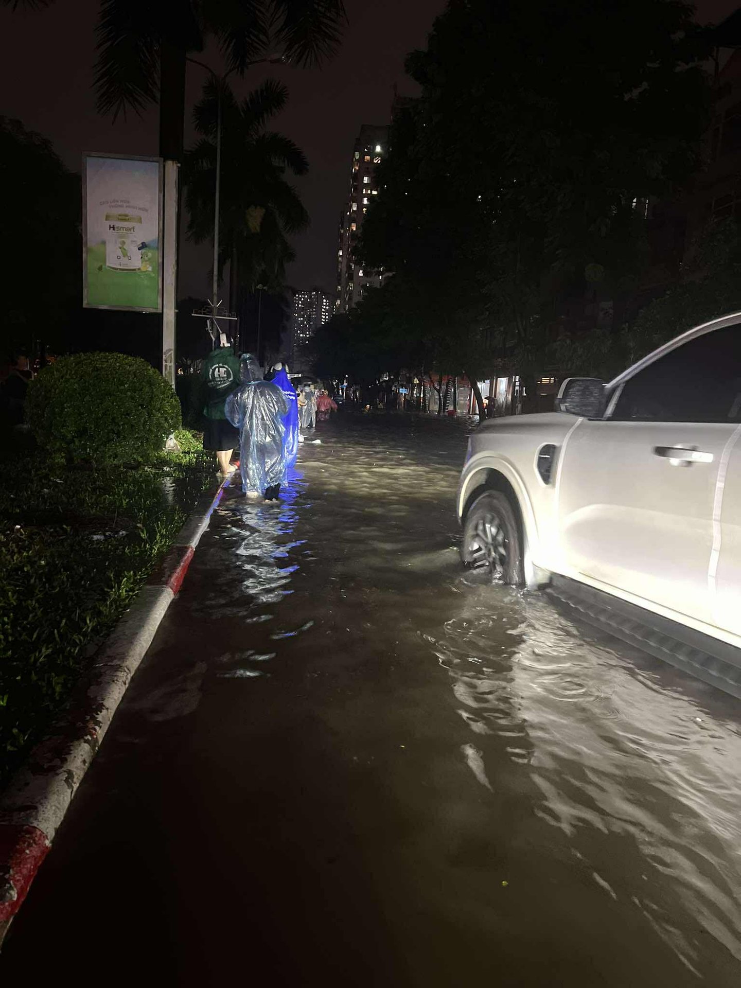 Hà Nội ngày lụt lội: Cuốc bộ 10km về nhà, lội nước ngang hông cõng con tan trường lúc 19 giờ- Ảnh 1.