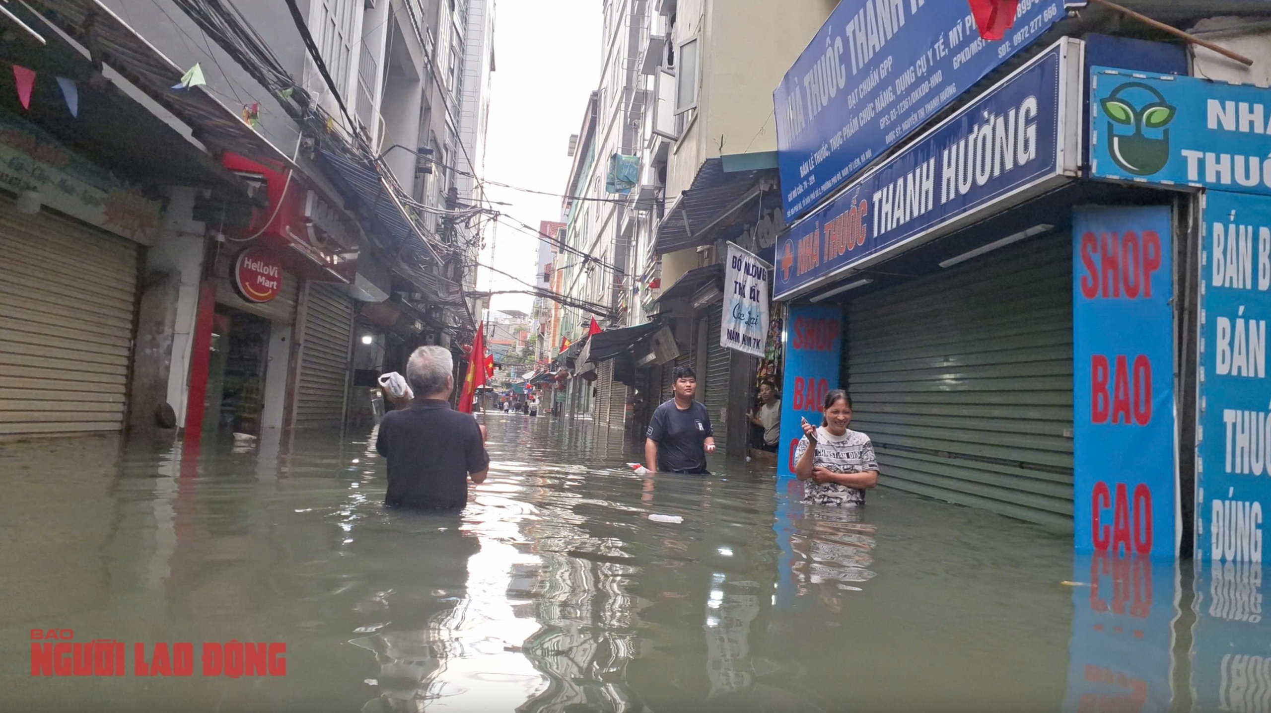 Hà Nội ngày lụt lội: Cuốc bộ 10km về nhà, lội nước ngang hông cõng con tan trường lúc 19 giờ- Ảnh 5.
