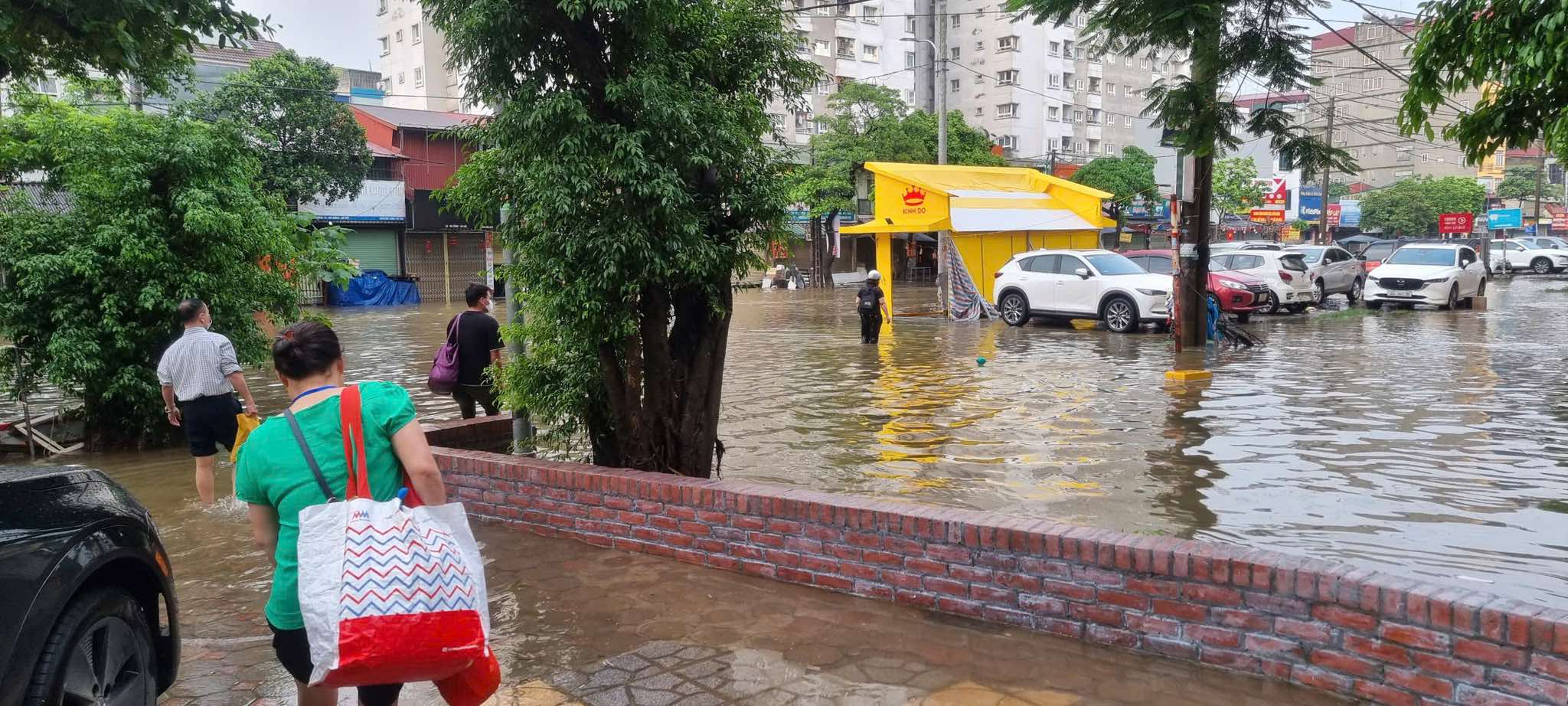Hà Nội ngày lụt lội: Cuốc bộ 10km về nhà, lội nước ngang hông cõng con tan trường lúc 19 giờ- Ảnh 4.