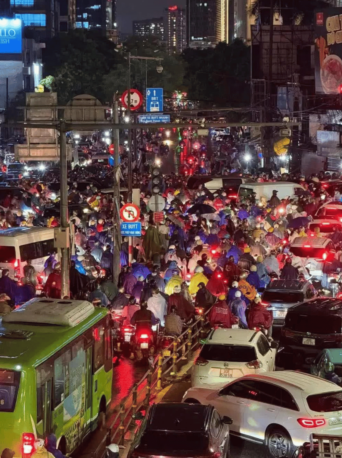 Hà Nội ngày lụt lội: Cuốc bộ 10km về nhà, lội nước ngang hông cõng con tan trường lúc 19 giờ- Ảnh 2.