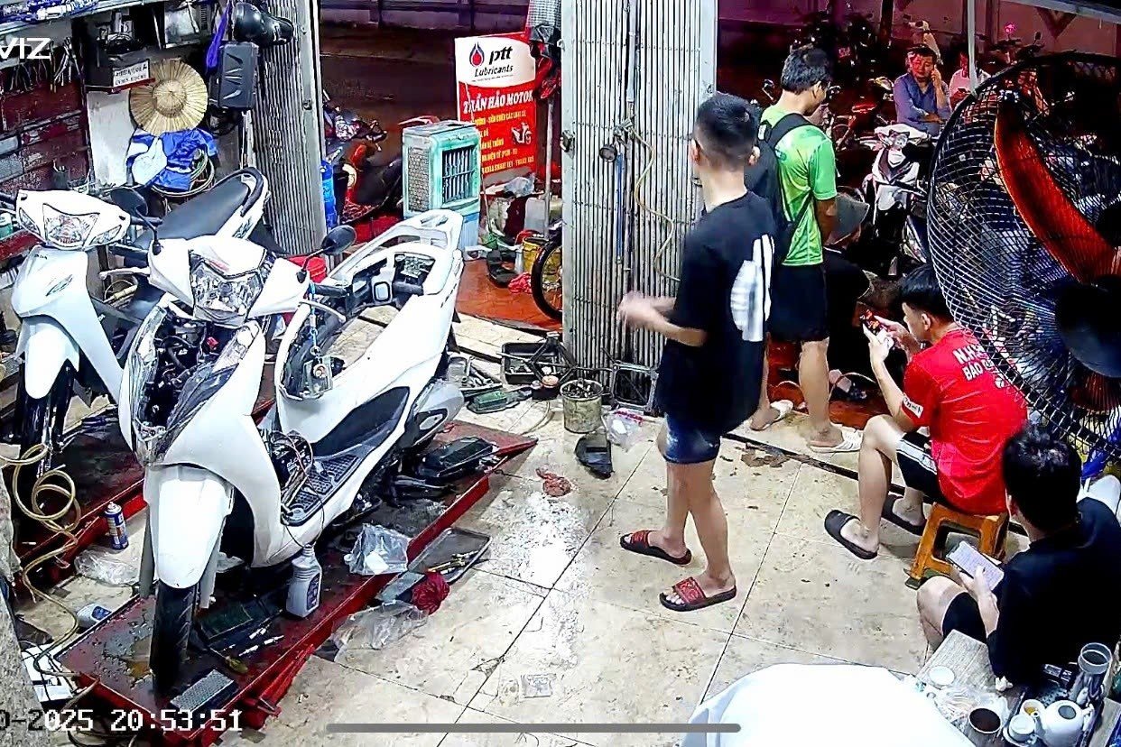 01-1759308544-canh-vo-tran-chua-tung-thay-o-cac-tiem-sua-xe-ha-noi-sau-mua-ngap.jpg