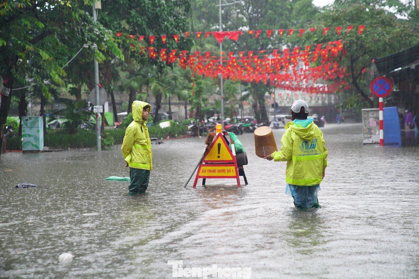 Sở Xây dựng Hà Nội xin lỗi người dân vì úng ngập- Ảnh 1.