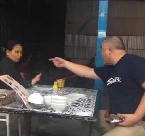 Bức xúc clip chủ quán dùng lời thô tục đòi trừ lương nữ nhân viên lớn tuổi- Ảnh 1.