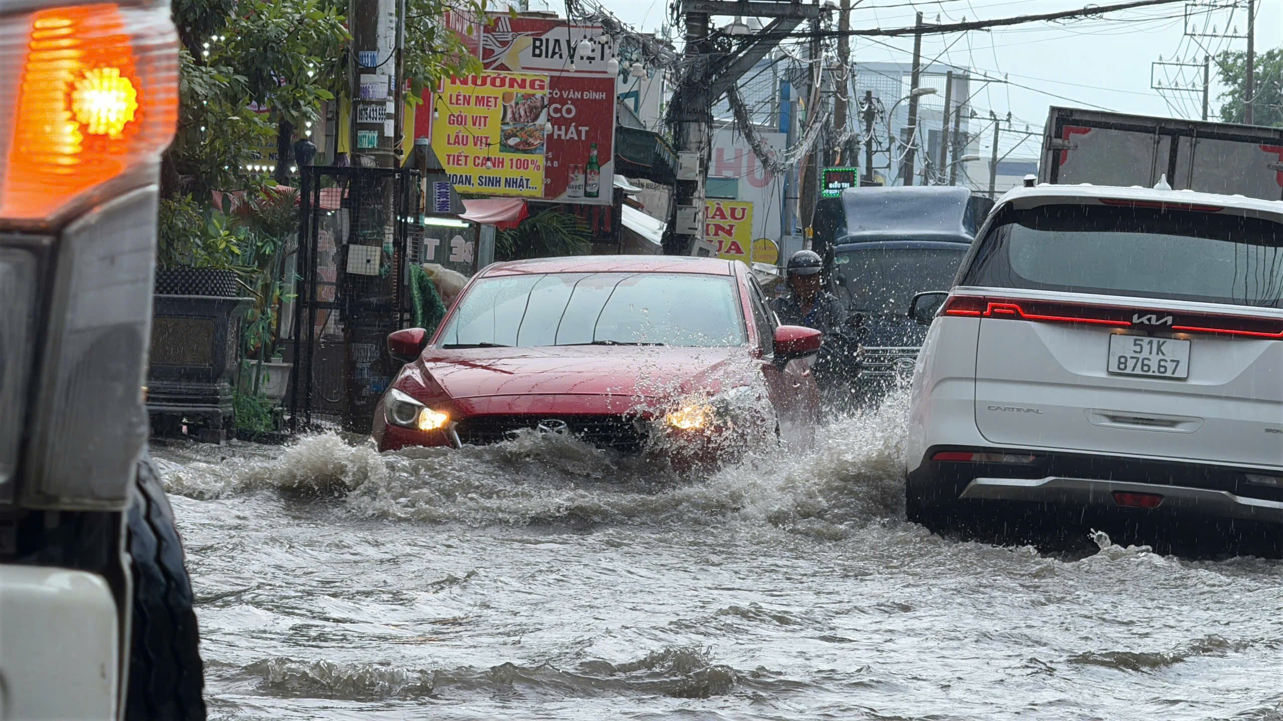 TP HCM mưa kéo dài, đường sá ngập sâu - Ảnh 1.
