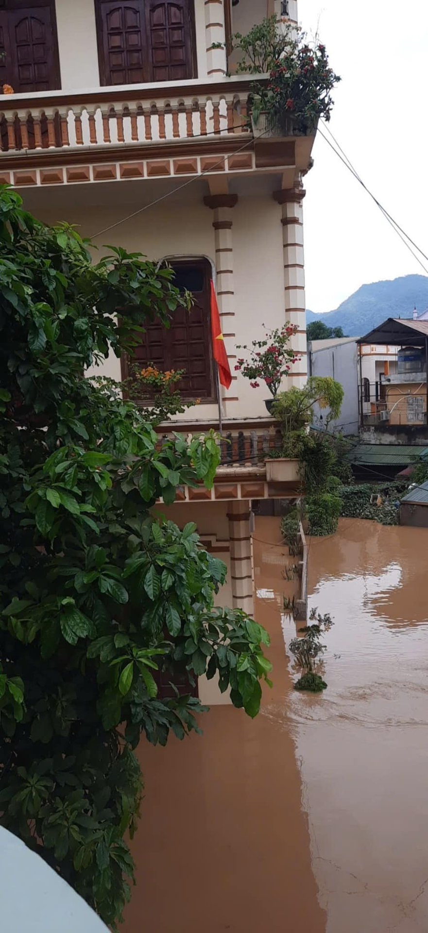 Nhà Hoa hậu Lương Thuỳ Linh ở Cao Bằng bị ngập sâu, cảnh tượng bên trong khiến nàng hậu thốt lên 