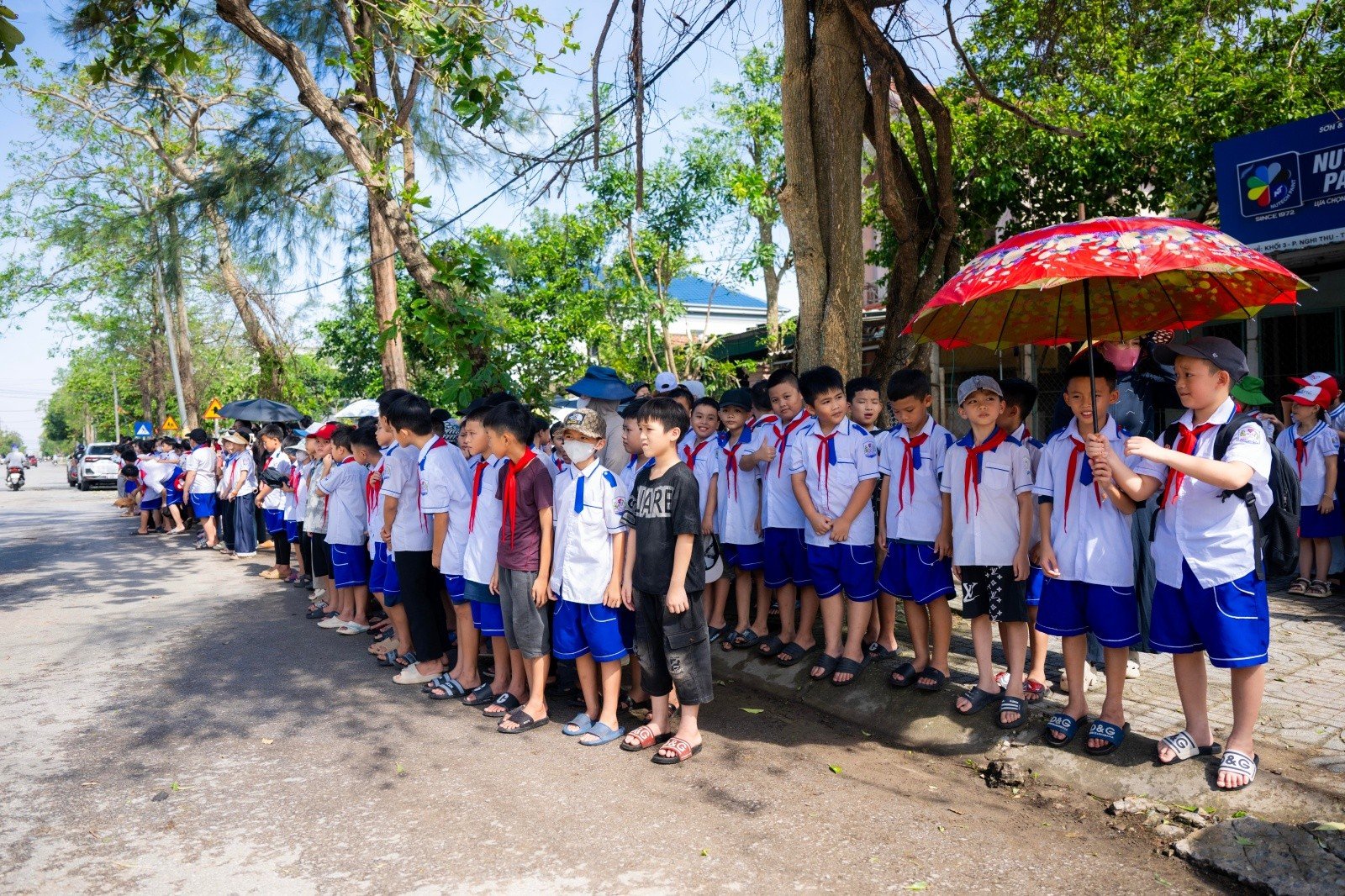 Vụ bé trai 7 tuổi và bố tử vong do ngạt khí máy phát điện ở Nghệ An: Nghẹn lòng khoảnh khắc hàng trăm học sinh xếp hàng tiễn bạn về nơi an nghỉ cuối cùng- Ảnh 3.