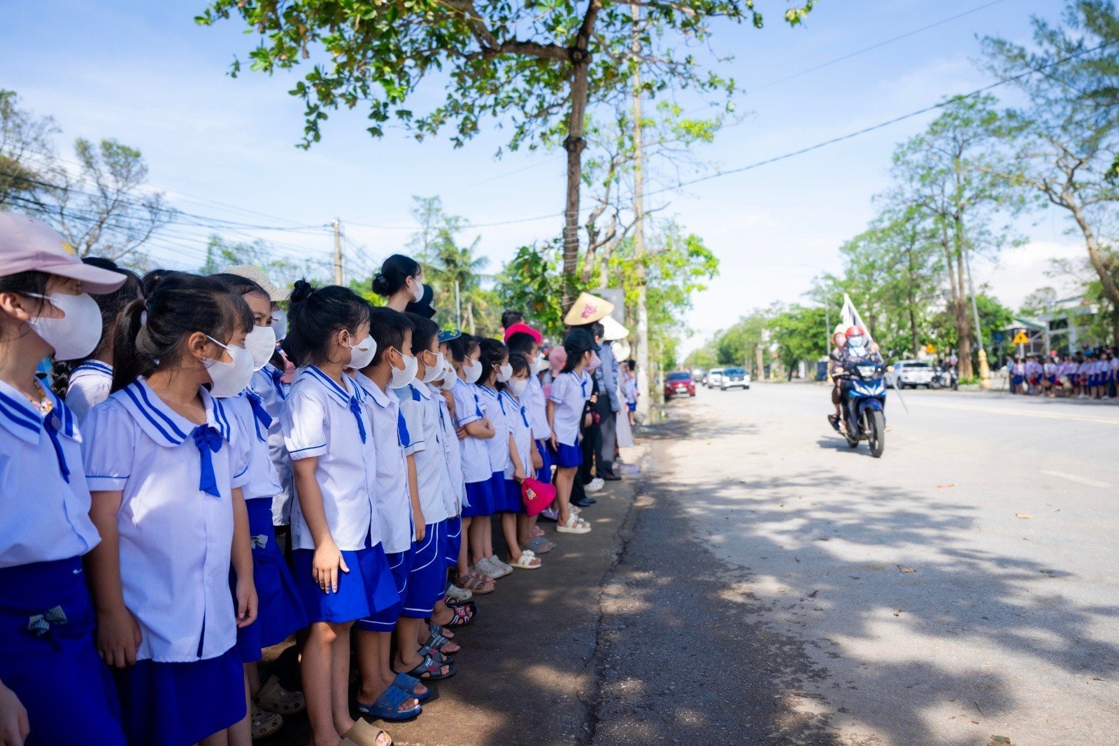 Vụ bé trai 7 tuổi và bố tử vong do ngạt khí máy phát điện ở Nghệ An: Nghẹn lòng khoảnh khắc hàng trăm học sinh xếp hàng tiễn bạn về nơi an nghỉ cuối cùng- Ảnh 4.