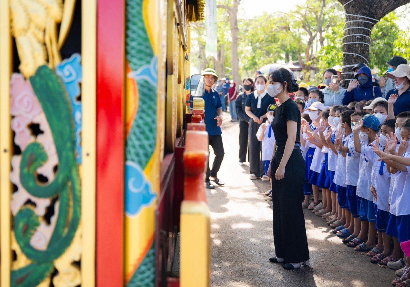 Vụ bé trai 7 tuổi và bố tử vong do ngạt khí máy phát điện ở Nghệ An: Nghẹn lòng khoảnh khắc hàng trăm học sinh xếp hàng tiễn bạn về nơi an nghỉ cuối cùng- Ảnh 7.