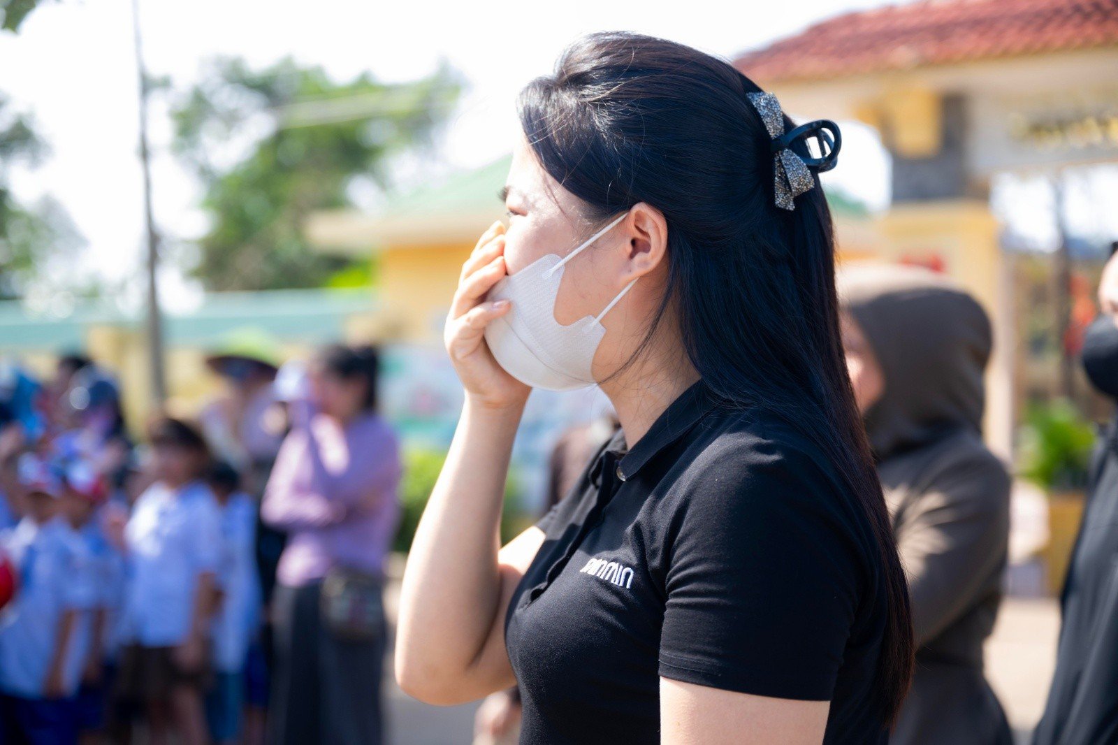 Vụ bé trai 7 tuổi và bố tử vong do ngạt khí máy phát điện ở Nghệ An: Nghẹn lòng khoảnh khắc hàng trăm học sinh xếp hàng tiễn bạn về nơi an nghỉ cuối cùng- Ảnh 8.