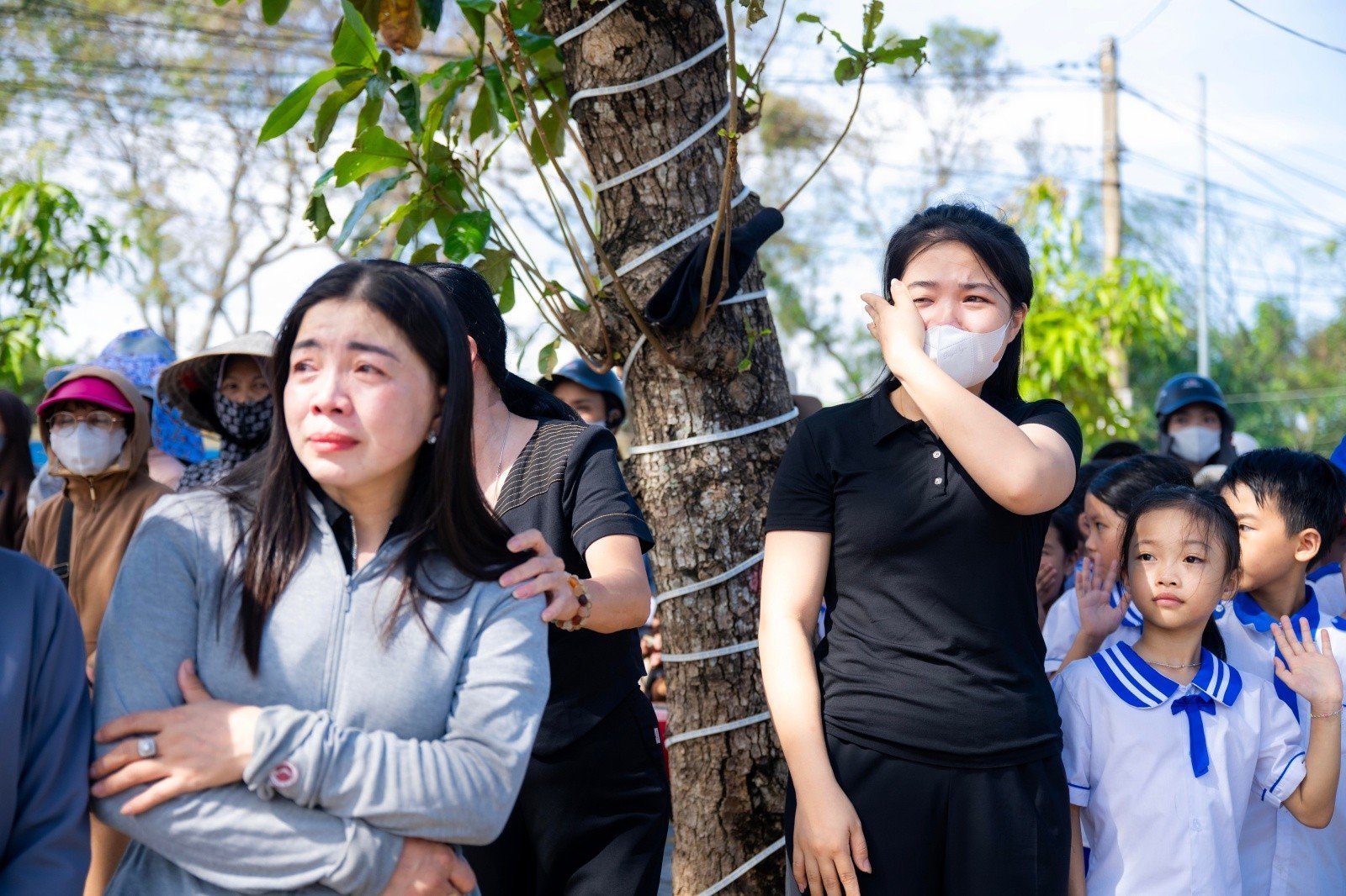 Vụ bé trai 7 tuổi và bố tử vong do ngạt khí máy phát điện ở Nghệ An: Nghẹn lòng khoảnh khắc hàng trăm học sinh xếp hàng tiễn bạn về nơi an nghỉ cuối cùng- Ảnh 9.