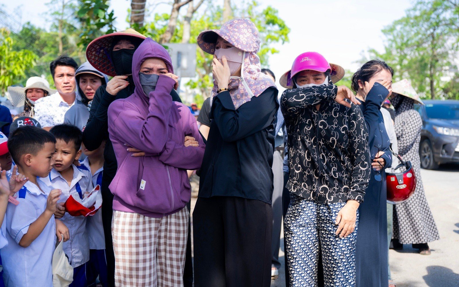 Vụ bé trai 7 tuổi và bố tử vong do ngạt khí máy phát điện ở Nghệ An: Nghẹn lòng khoảnh khắc hàng trăm học sinh xếp hàng tiễn bạn về nơi an nghỉ cuối cùng- Ảnh 11.