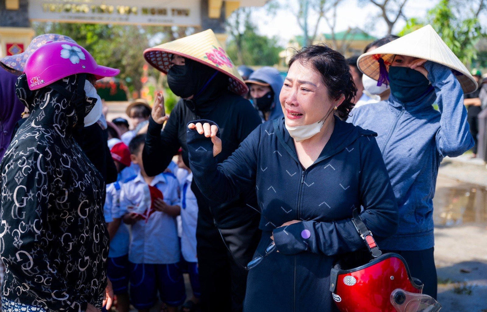 Vụ bé trai 7 tuổi và bố tử vong do ngạt khí máy phát điện ở Nghệ An: Nghẹn lòng khoảnh khắc hàng trăm học sinh xếp hàng tiễn bạn về nơi an nghỉ cuối cùng- Ảnh 10.