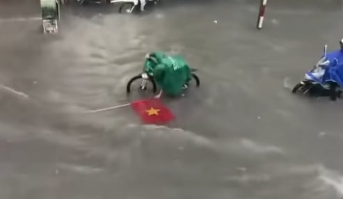 Hình ảnh ĐẸP NHẤT trong trận mưa ngập lịch sử ở Hà Nội hôm qua!- Ảnh 1.