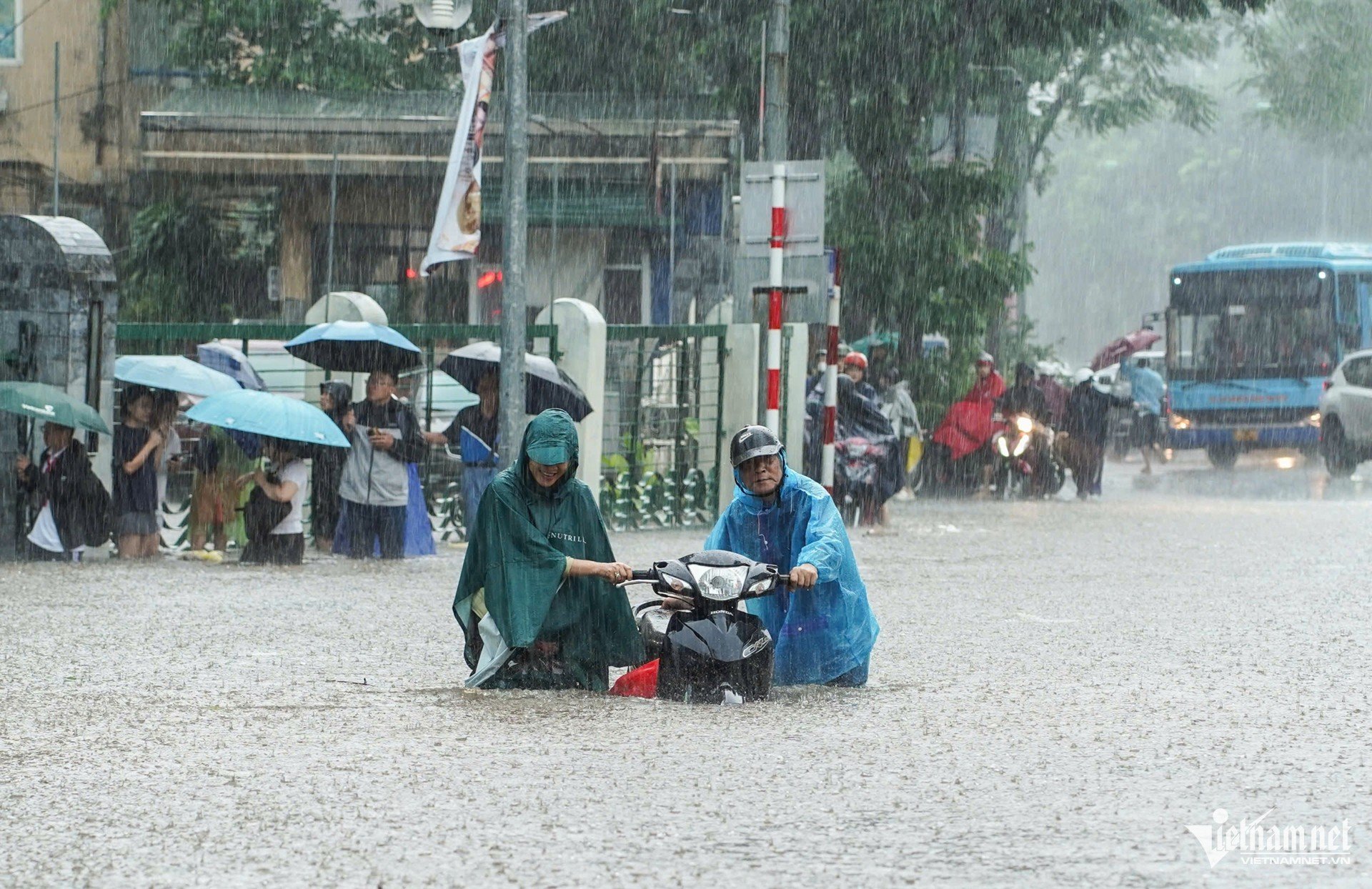 W-mua ngap HN Minh Quan.jpg