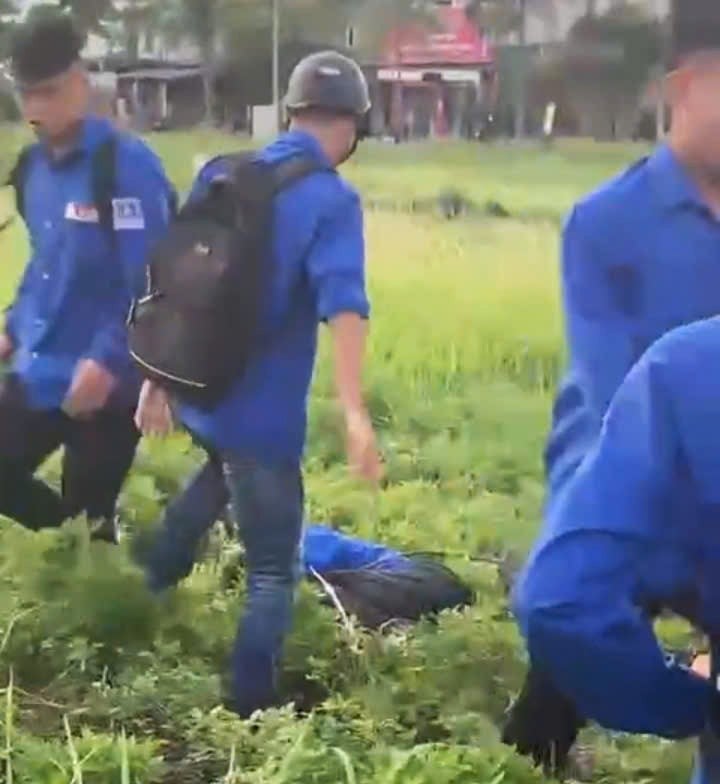 Nam sinh lớp 11 của trường THPT Phan Bội Châu, TP Hải Phòng bị đánh hội đồng nằm gục tại hiện trường.