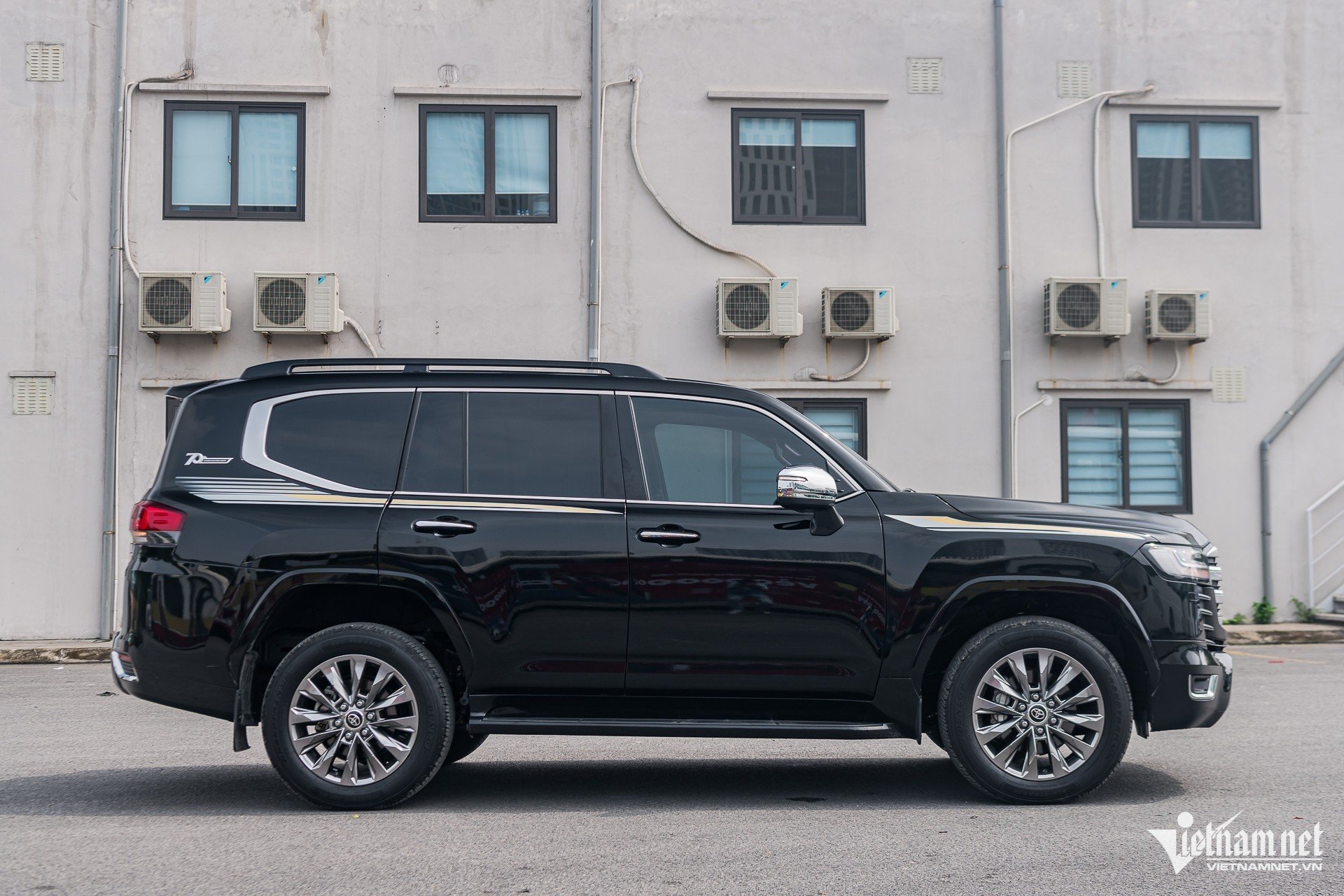 land cruiser 2.jpg