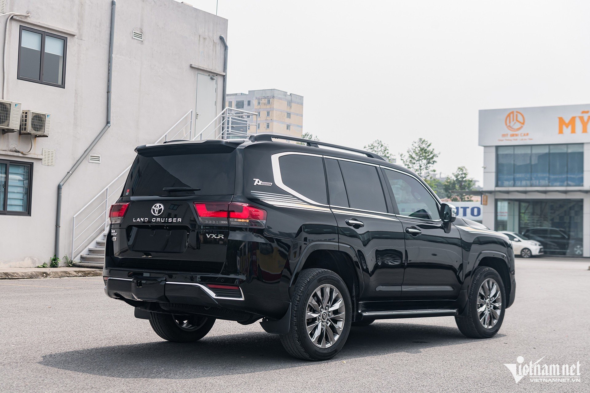 land cruiser 4.jpg