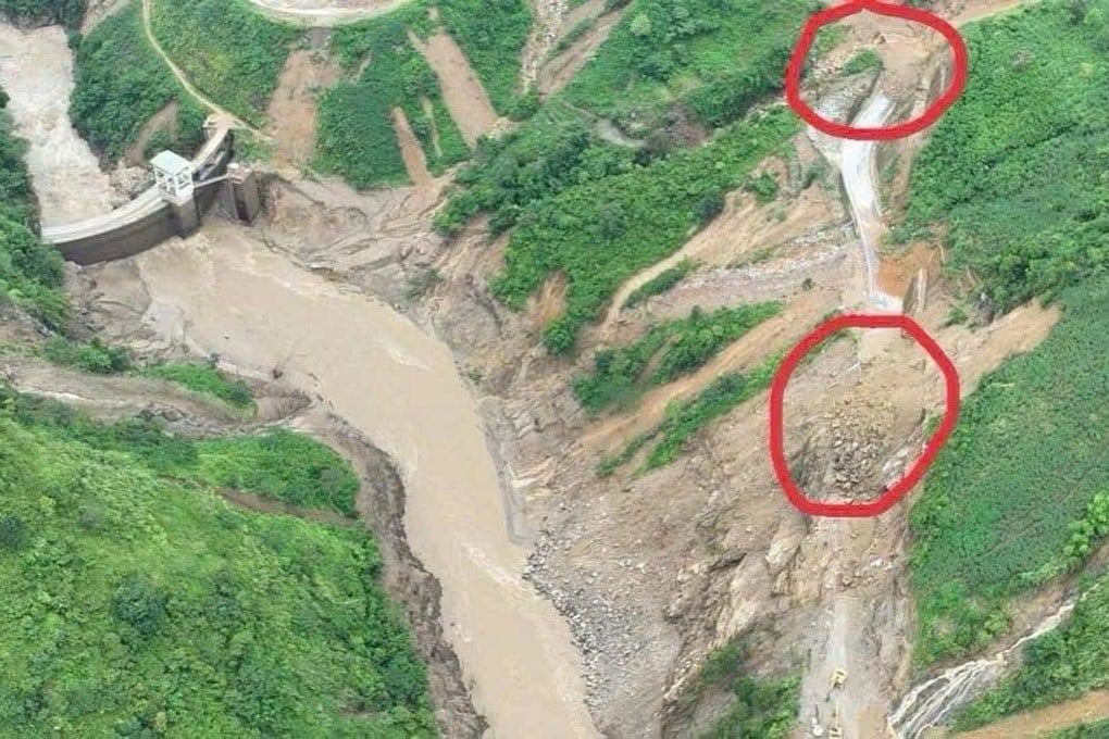 Vụ ô tô chở 3 người mất tích bí ẩn ở Lào Cai: Tìm thấy xe dưới đống đất đá - 2