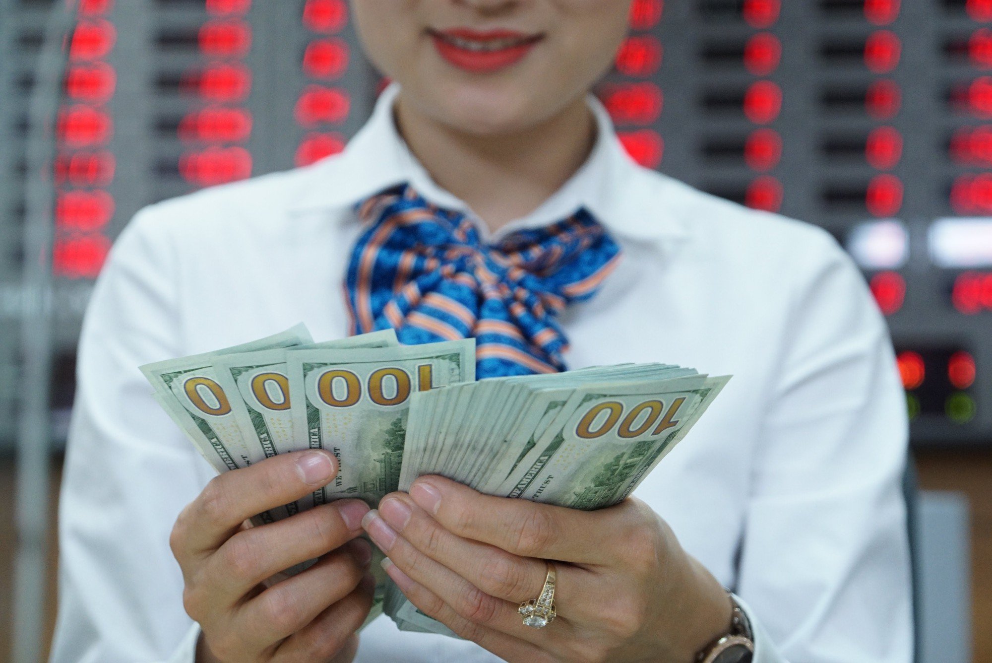 Giá USD tại ngân hàng giảm mạnh: Tình hình tỉ giá Việt Nam hiện nay - Ảnh 2.