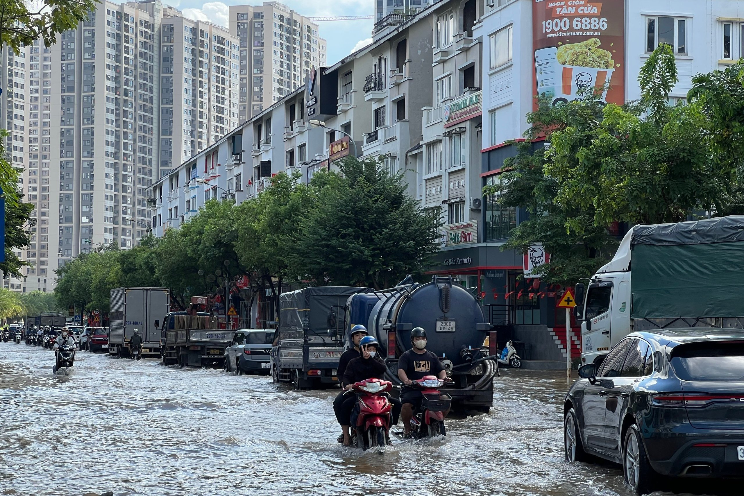 Ngập lụt biệt thự triệu đô ở Hà Nội dù trời đã ngừng mưa - Ảnh 1.
