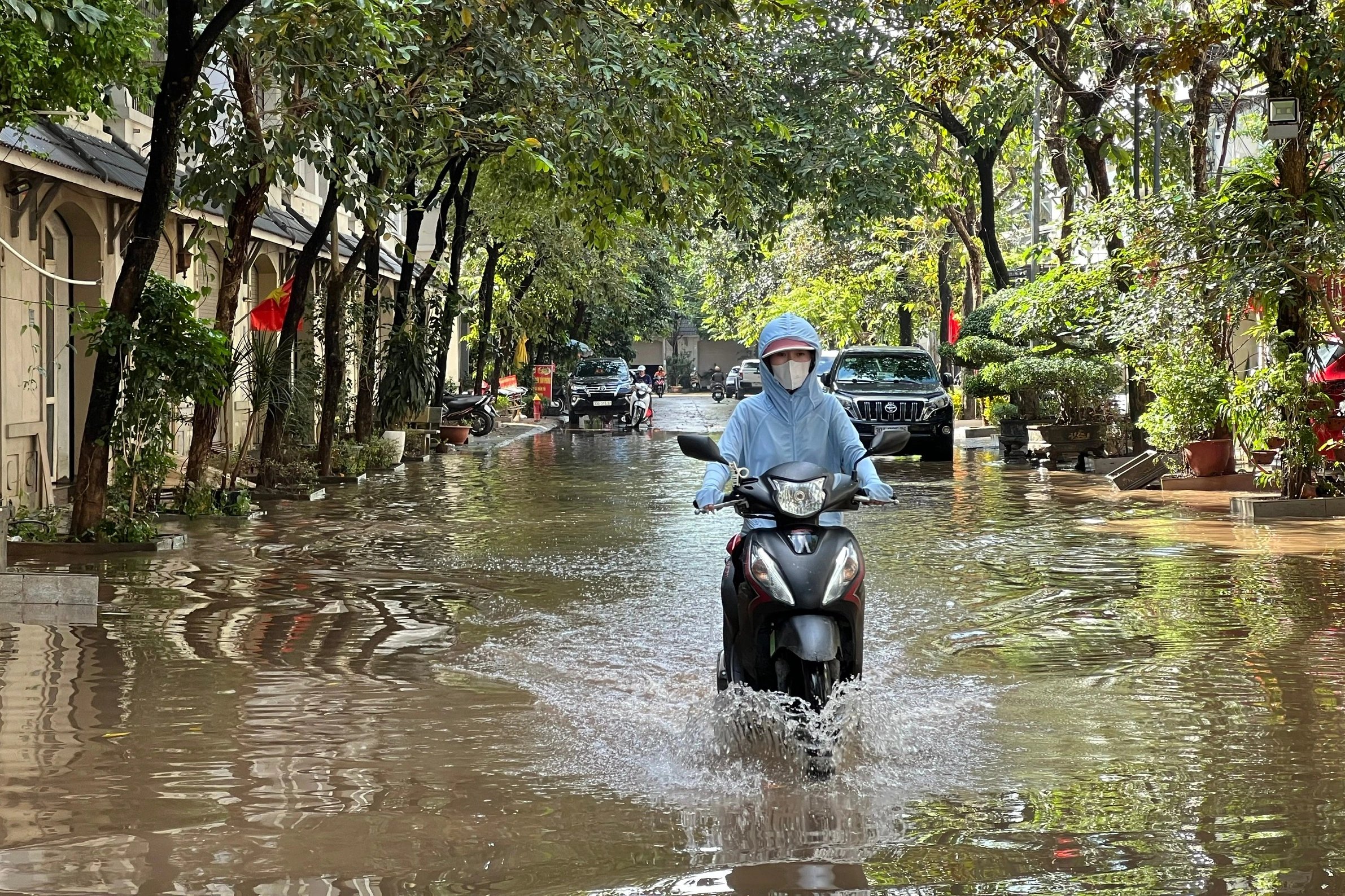 Ngập lụt biệt thự triệu đô ở Hà Nội dù trời đã ngừng mưa - Ảnh 2.