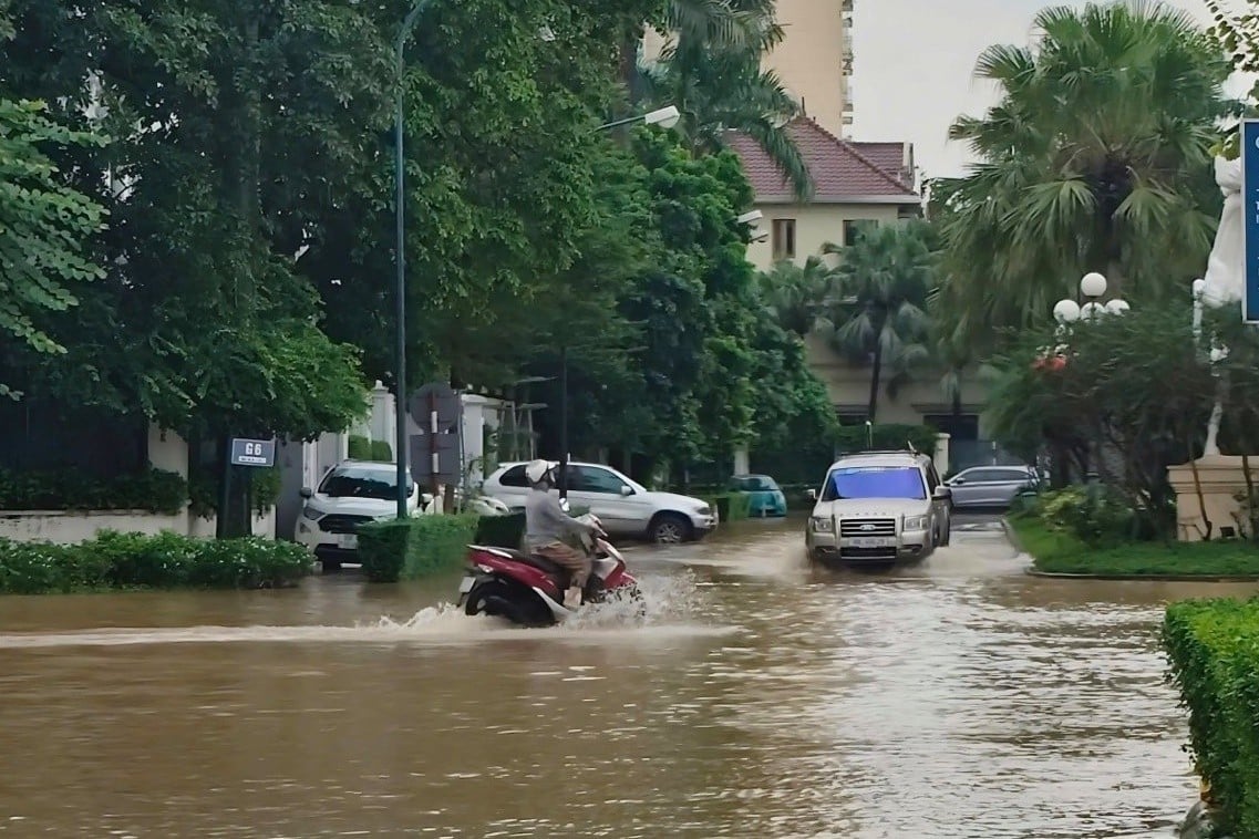 Ngập lụt biệt thự triệu đô ở Hà Nội dù trời đã ngừng mưa - Ảnh 4.